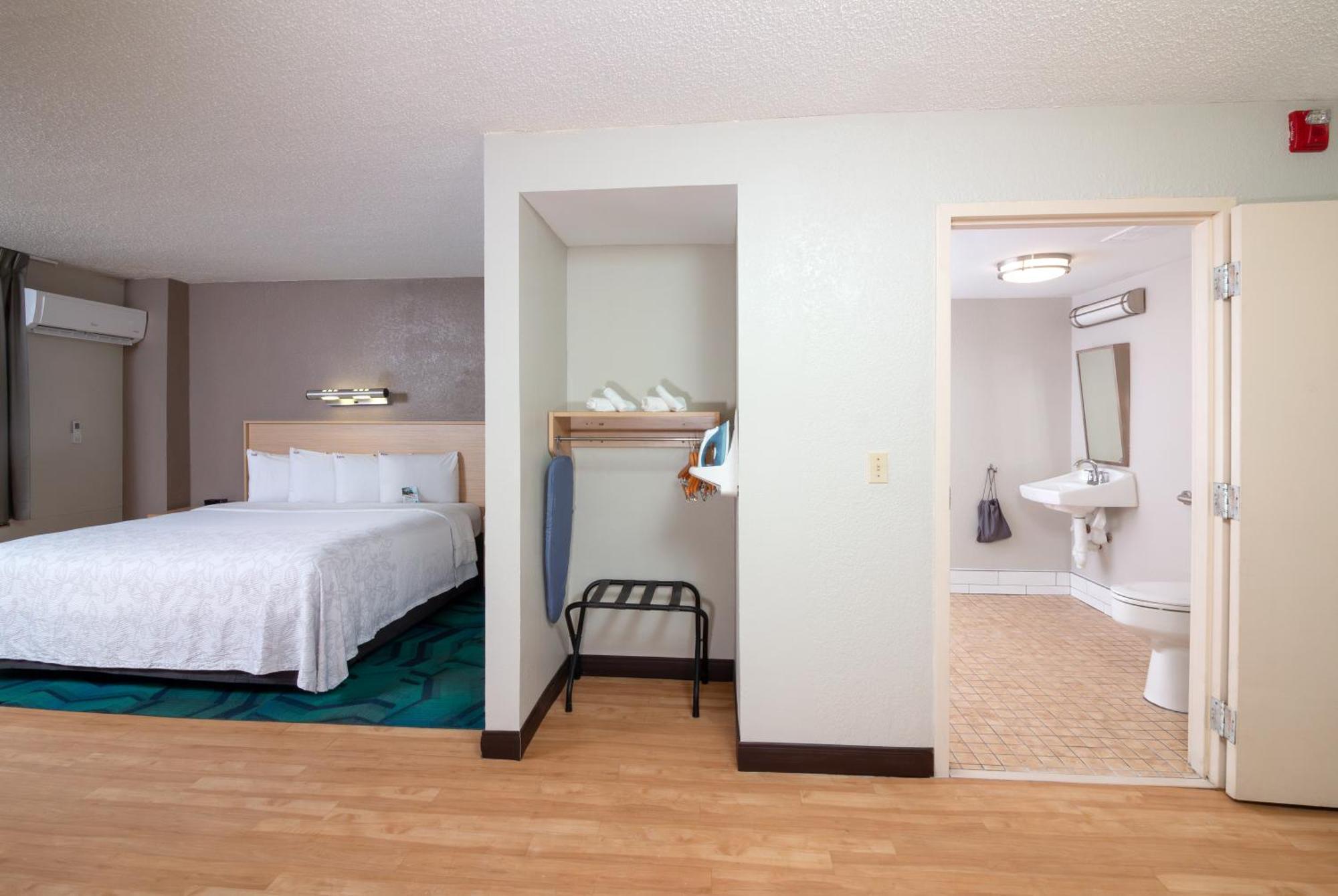 Premium King Room Disability Access Smoke Upgraded Bedding Snack Box