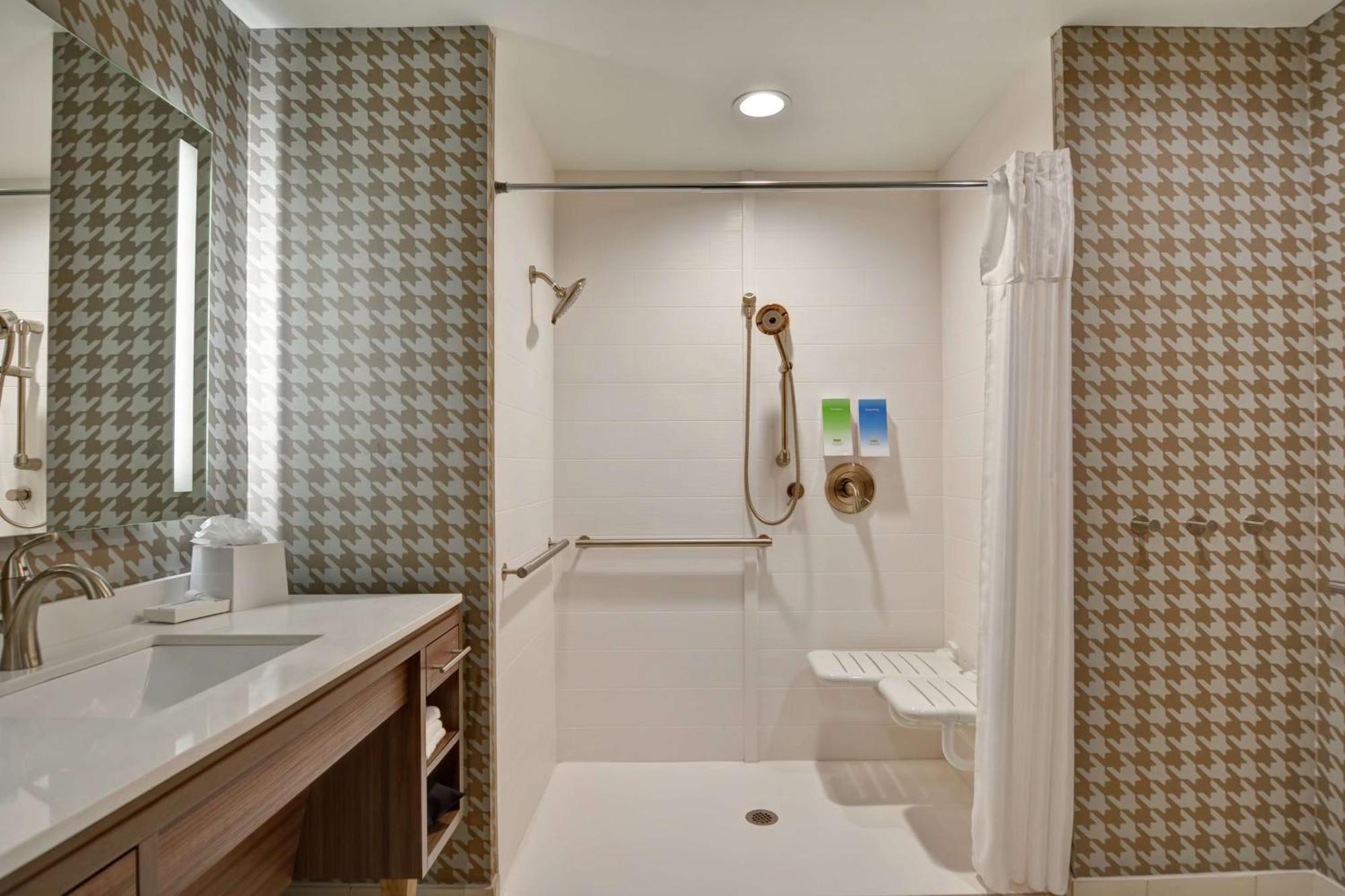 King Studio Roll Shower Mobility Access or Non-Smoking