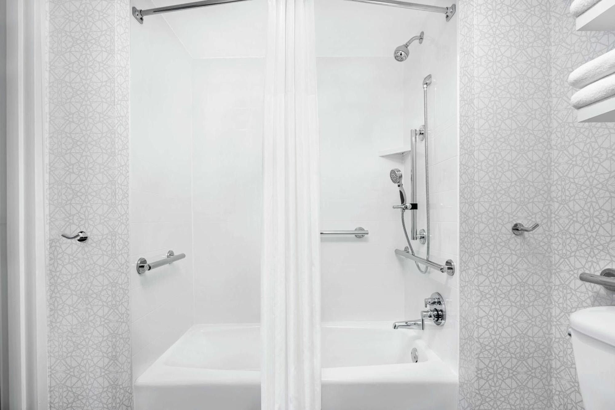 King Room Accessible Tub Mobility Hearing Access or Non-Smoking