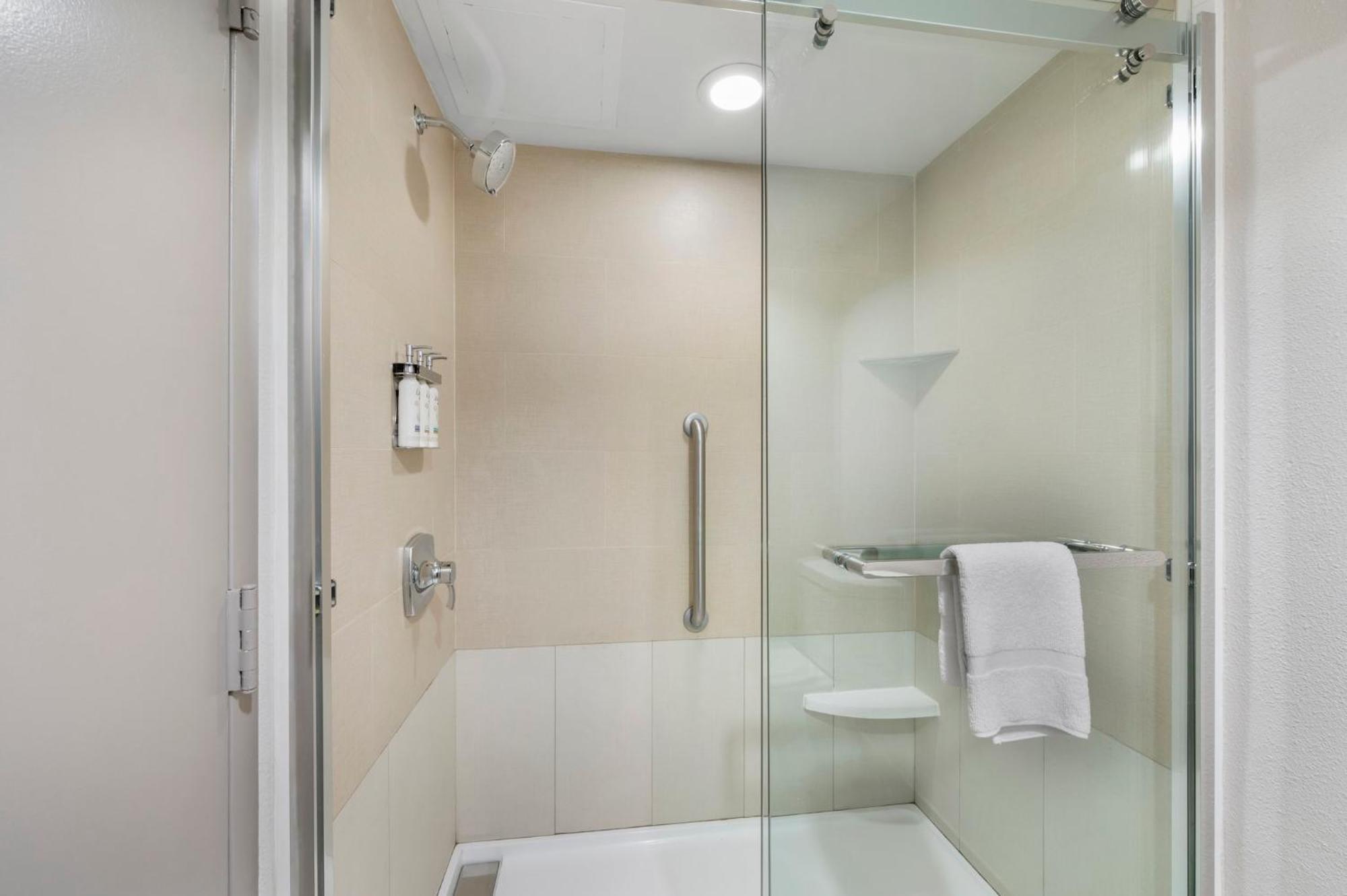 Standard King Room - Communications Accessible