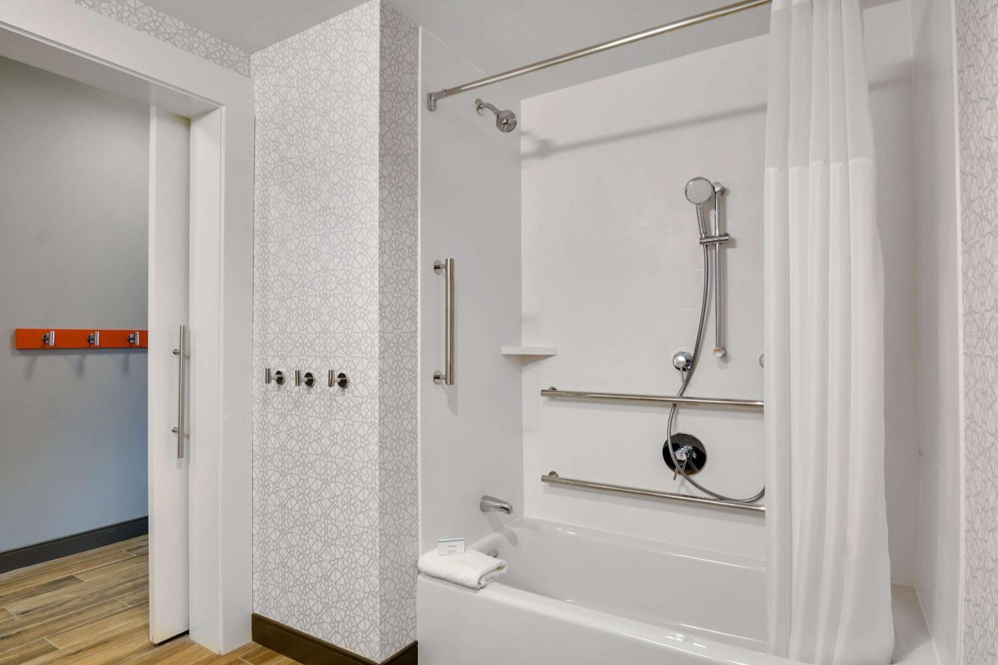 King Room Accessible Tub Mobility Hearing Access or Non-Smoking