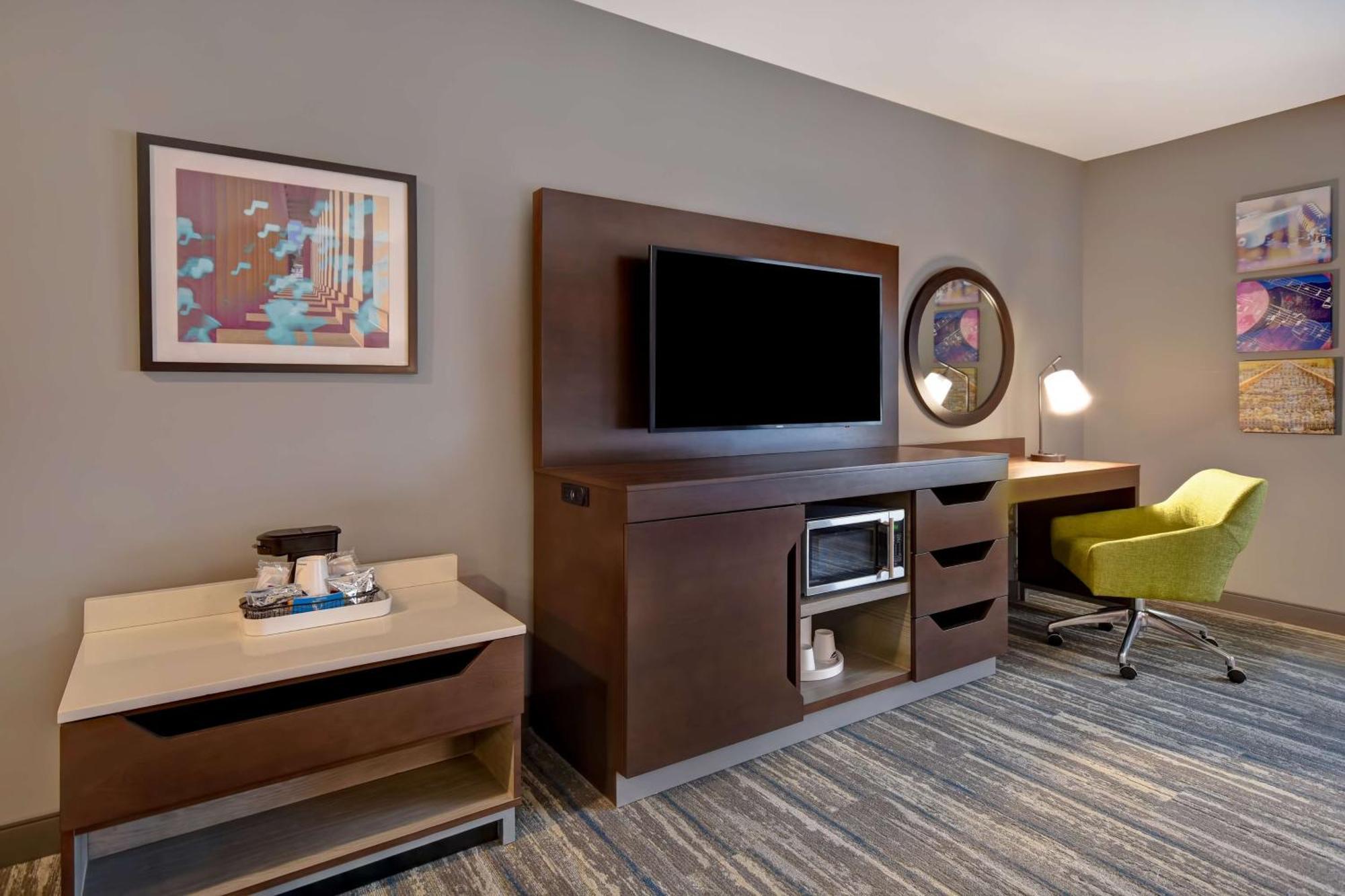Queen Room with Bath Tub - Mobility Access/Non-Smoking