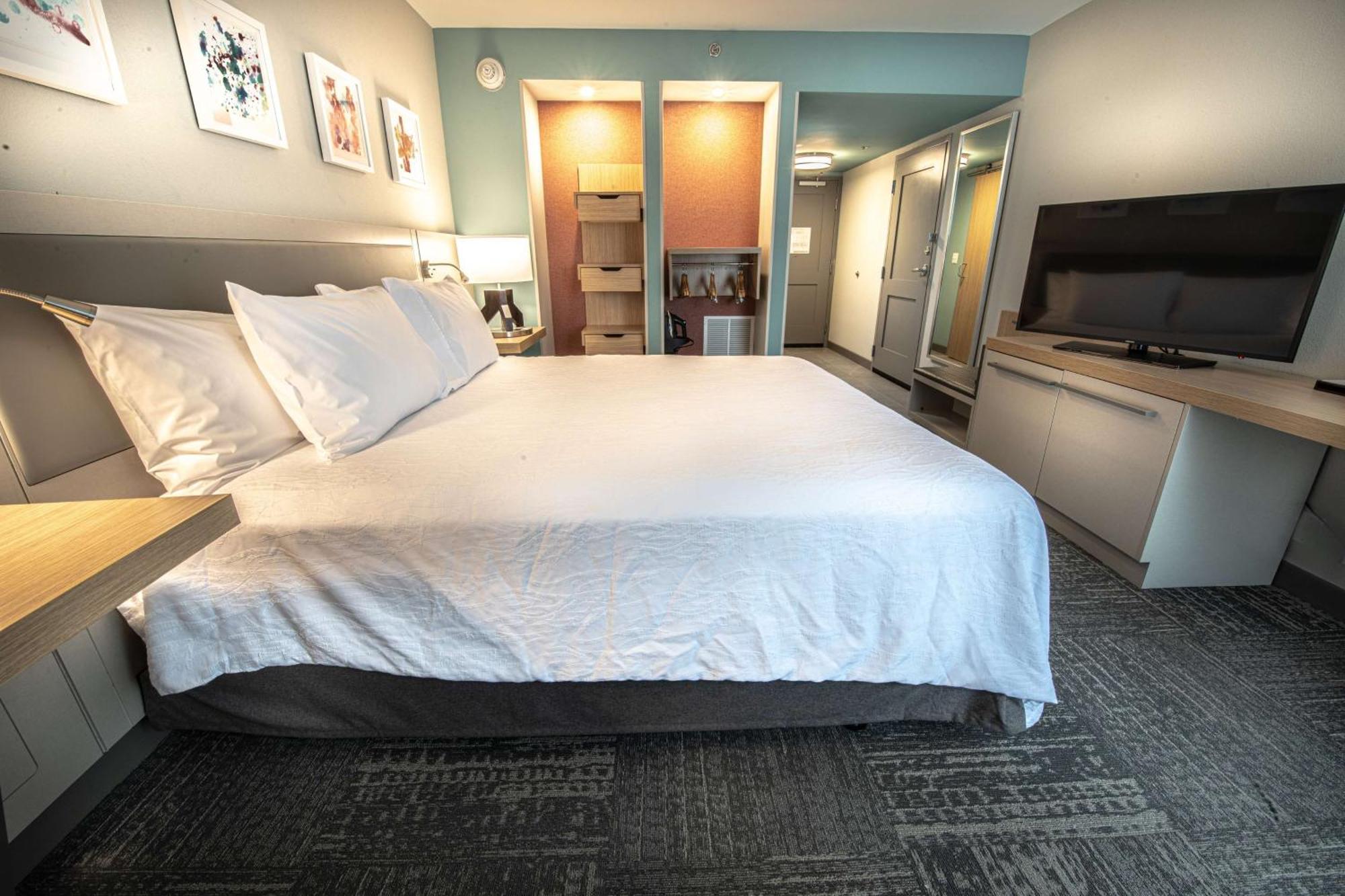 King Room with Mobility Accessible Tub