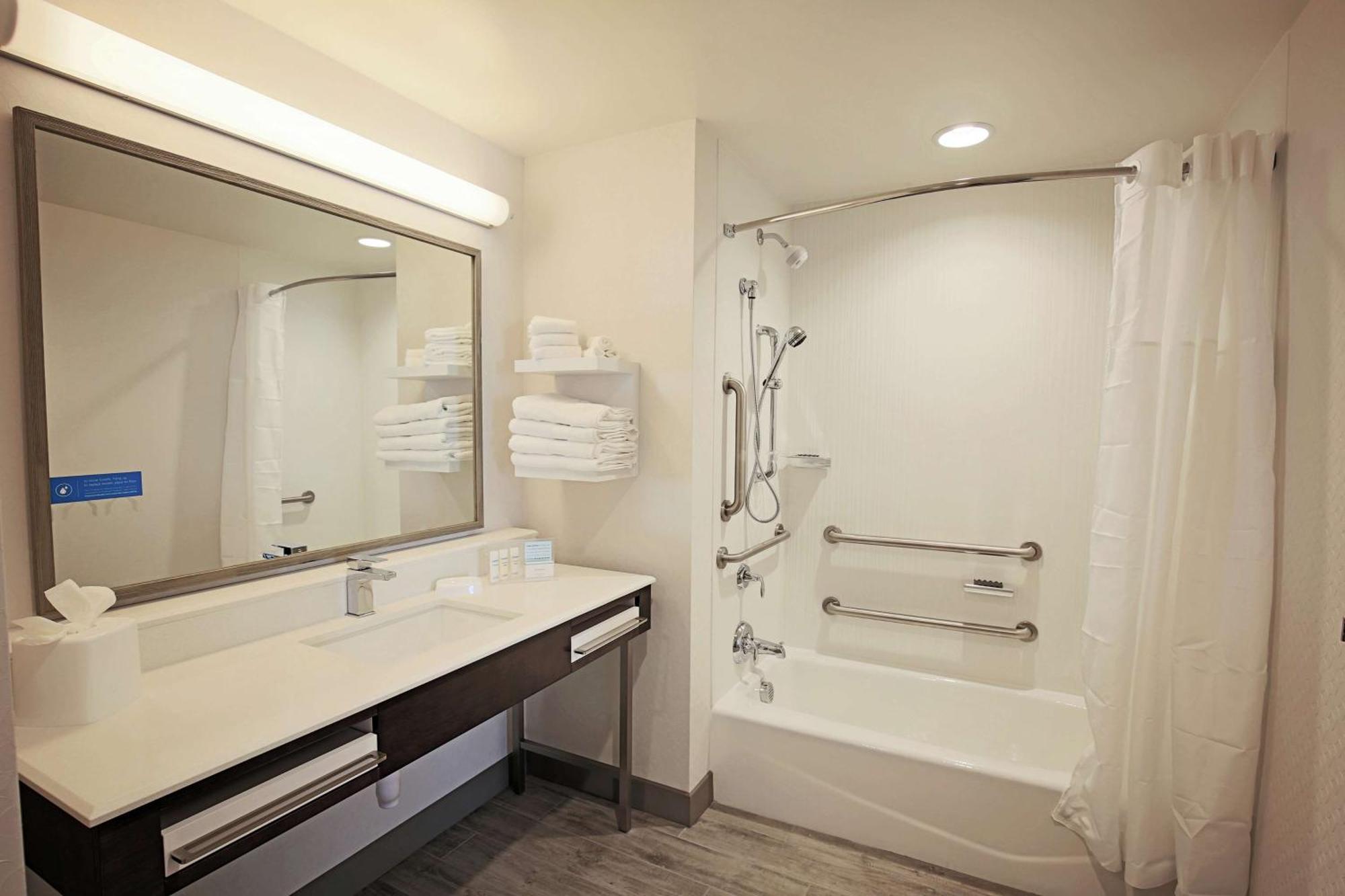 Queen Room Bath Tub Mobility Access or Non-Smoking