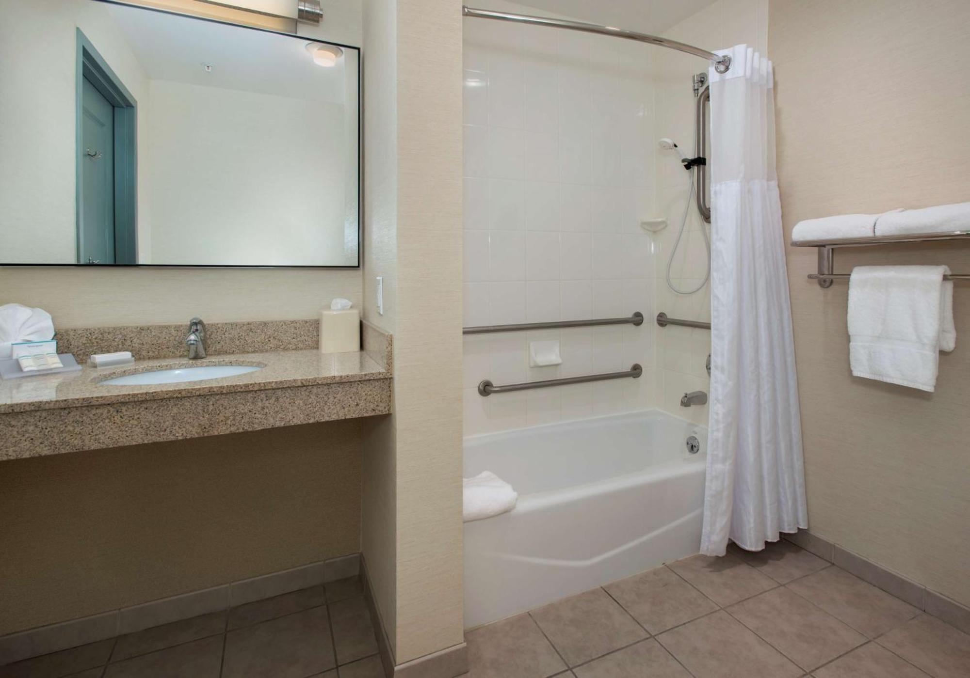 King Room Bath Tub Mobility Access