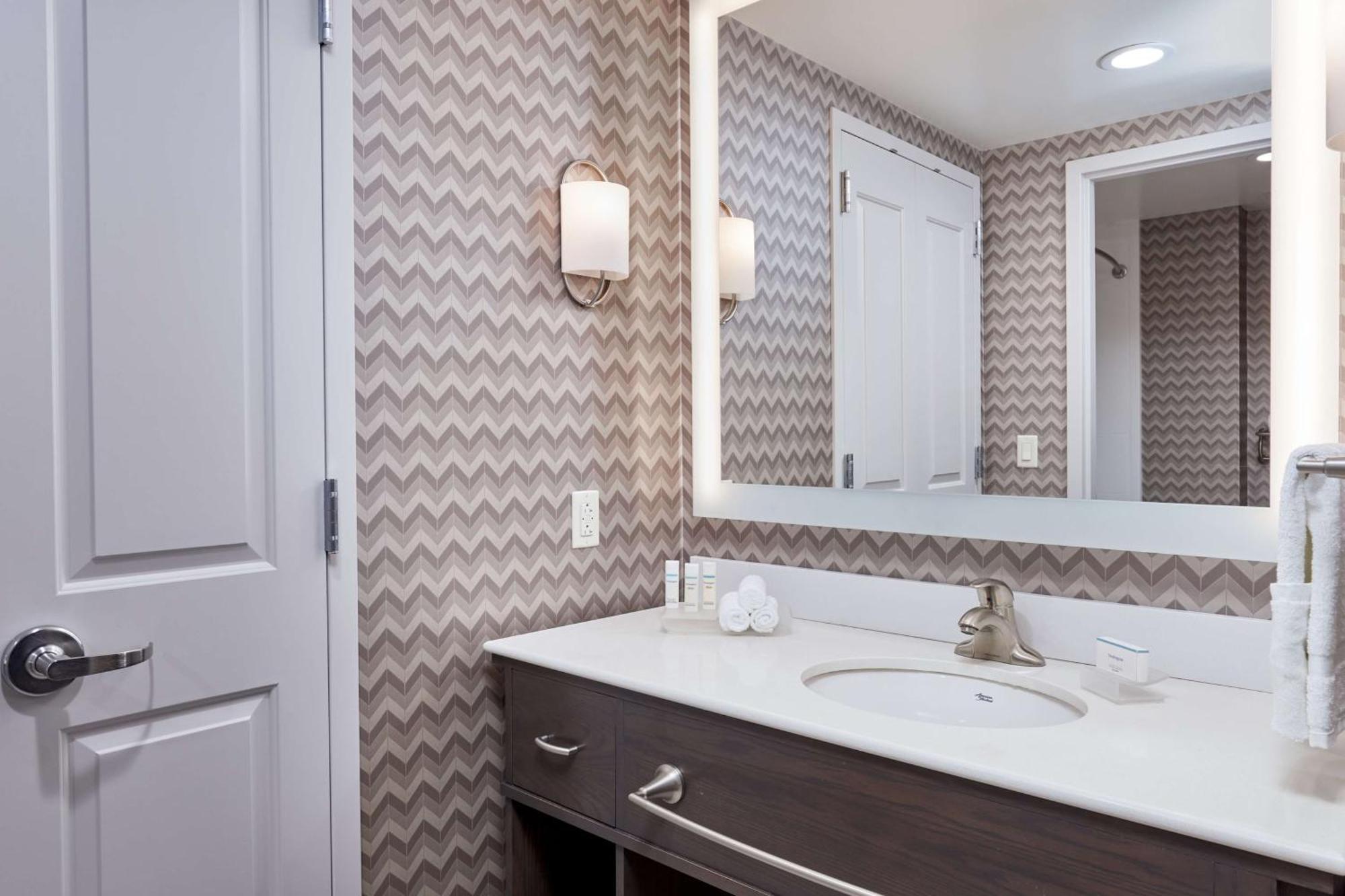 King Suite with City View - Hearing Accessible/Non-Smoking