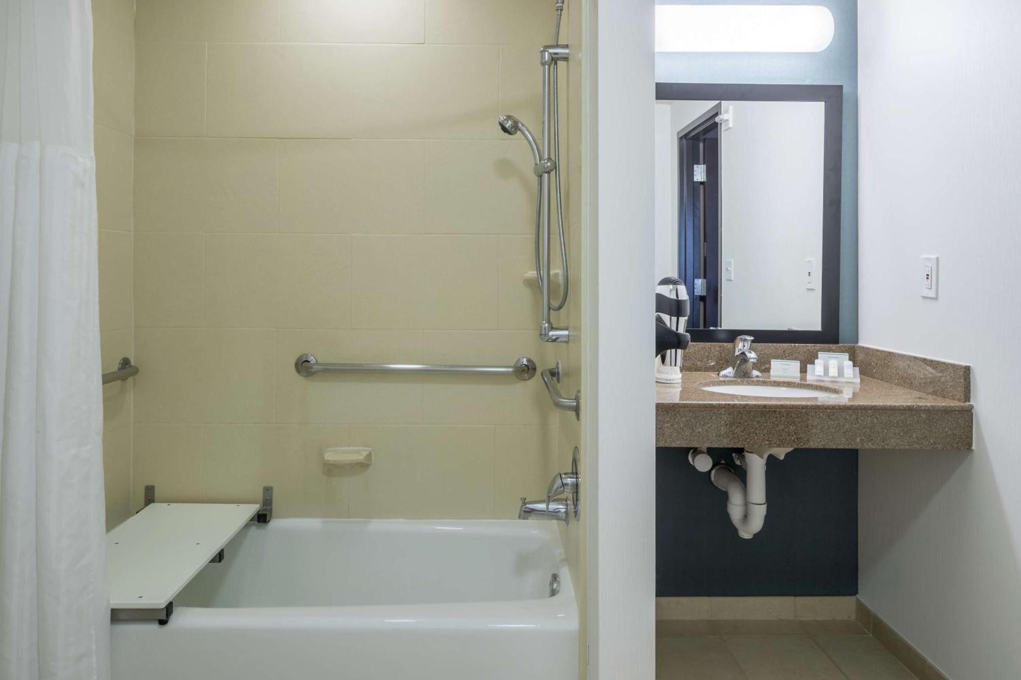 King Room Bath Tub Mobility Access
