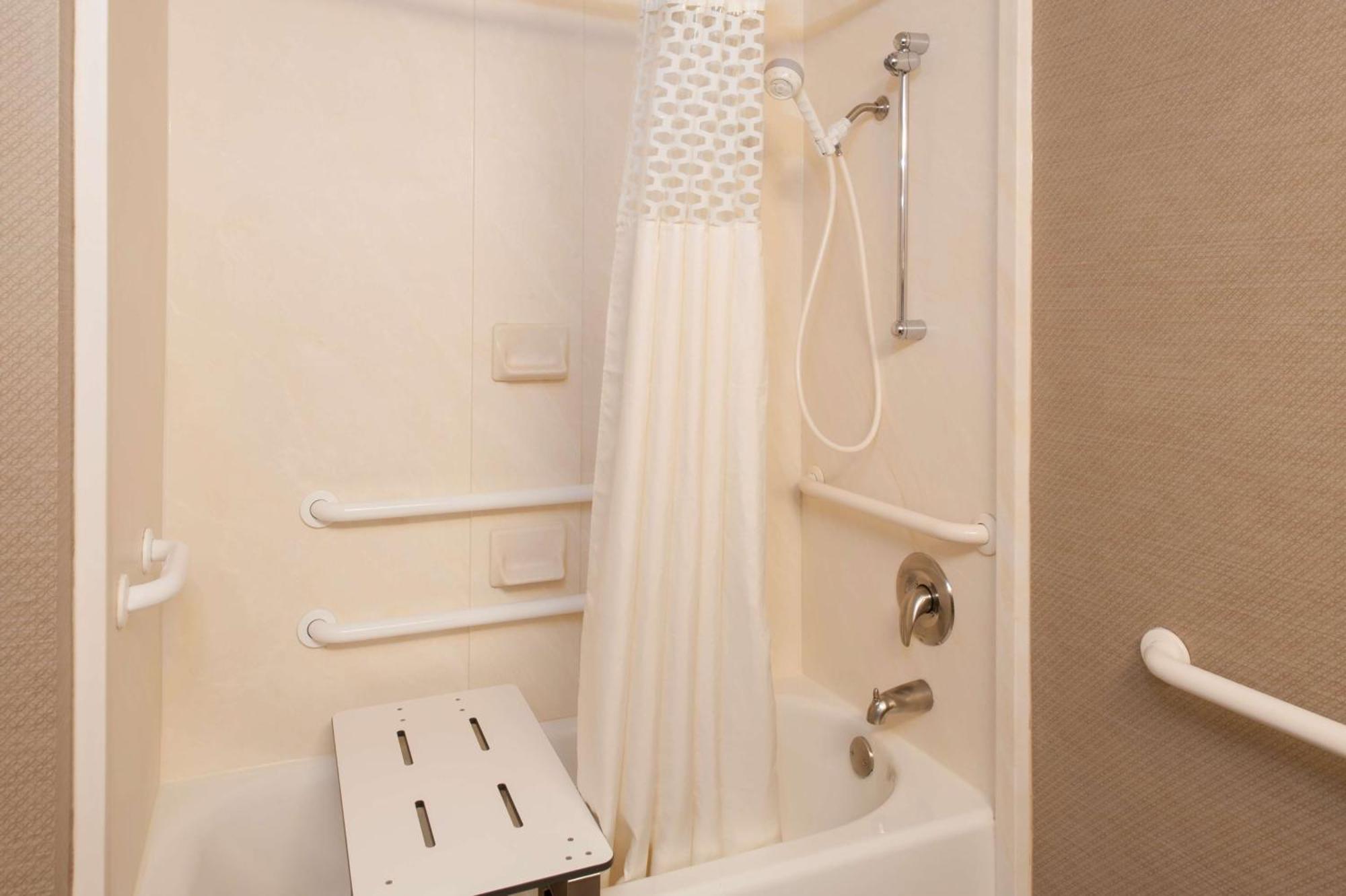 Queen Room with Mobility Access/Non-Smoking