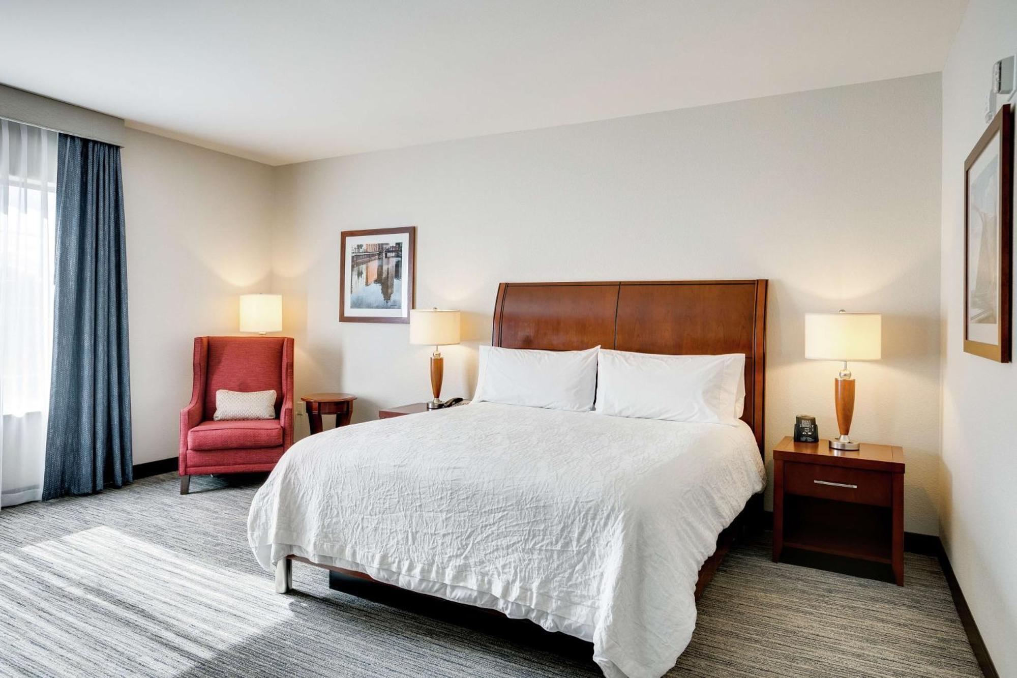 King Room with Bath Tub - Mobility Access