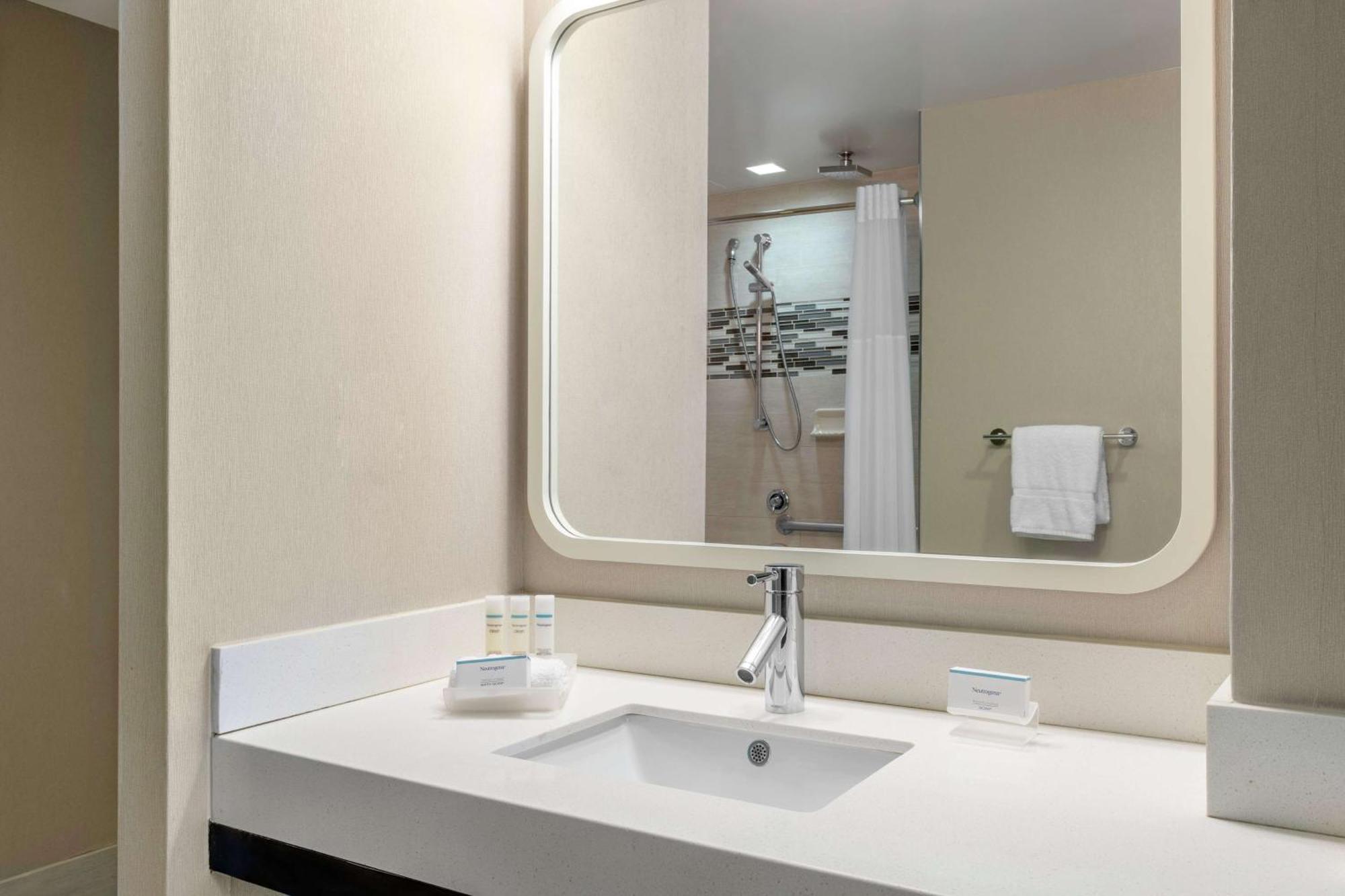 King Studio Roll Shower Mobility Hearing Access or Non-Smoking