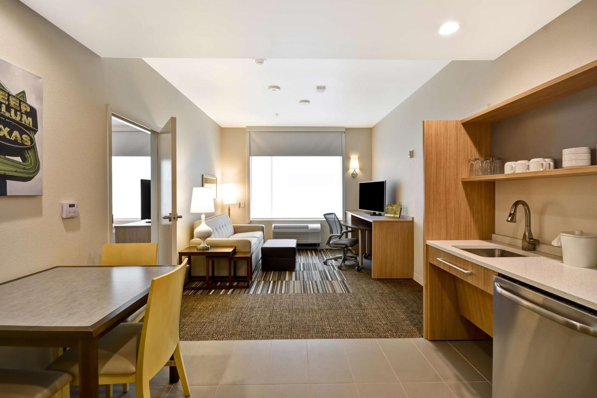Queen Suite Mobility or Hearing Accessible Roll Shower