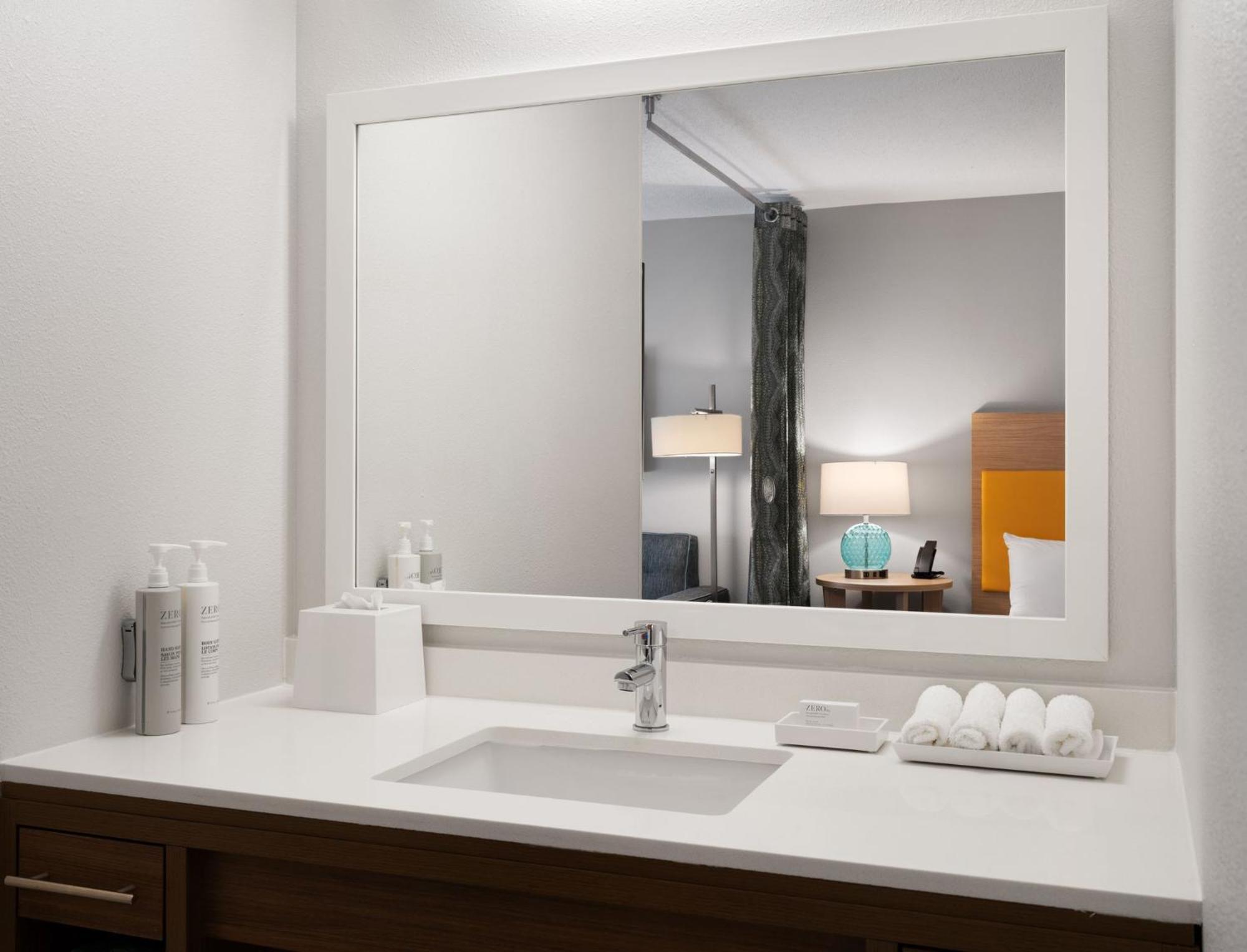 King Studio Suite Tub Mobility or Hearing Accessible