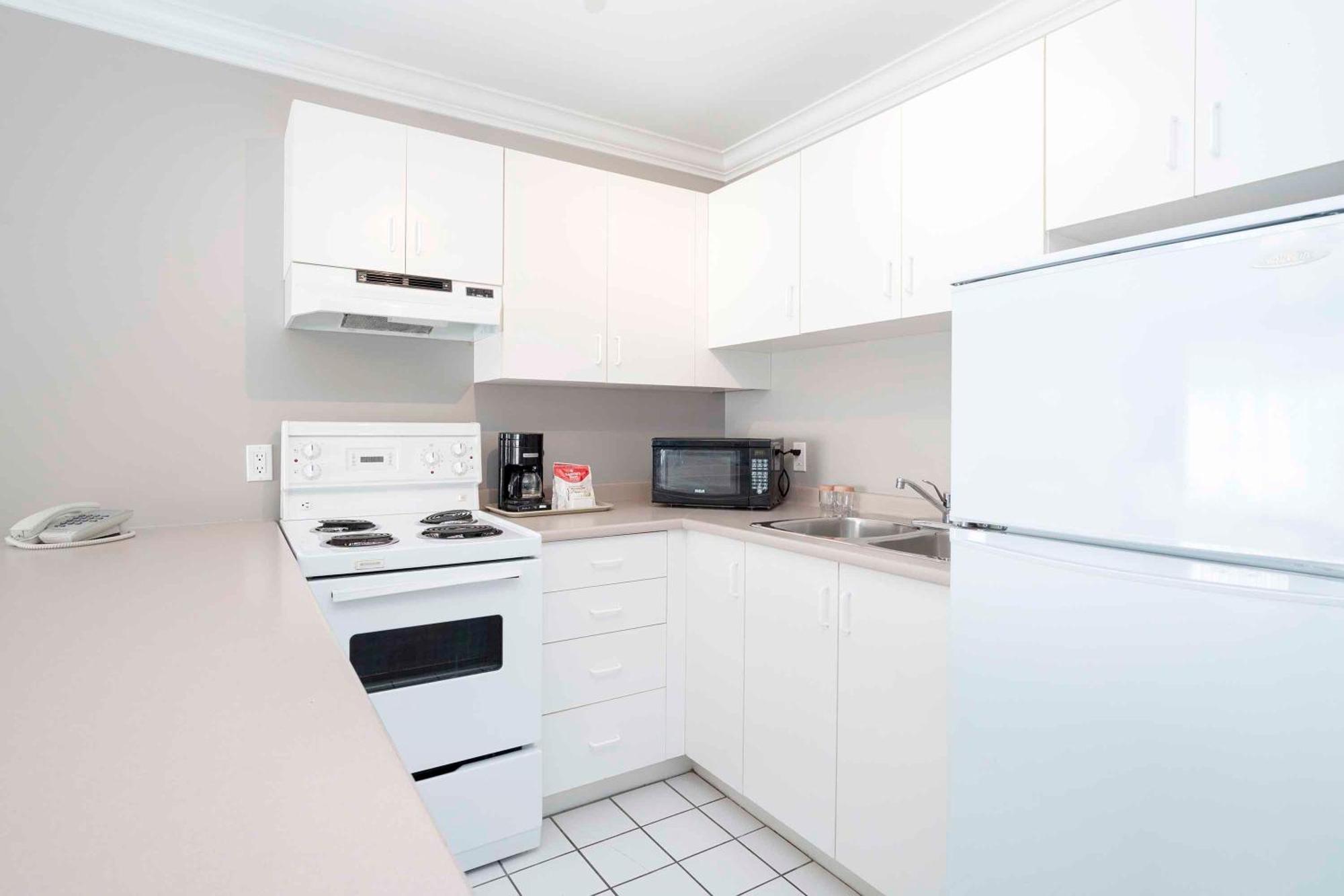 Studio Suite 2 Queen Beds Kitchen