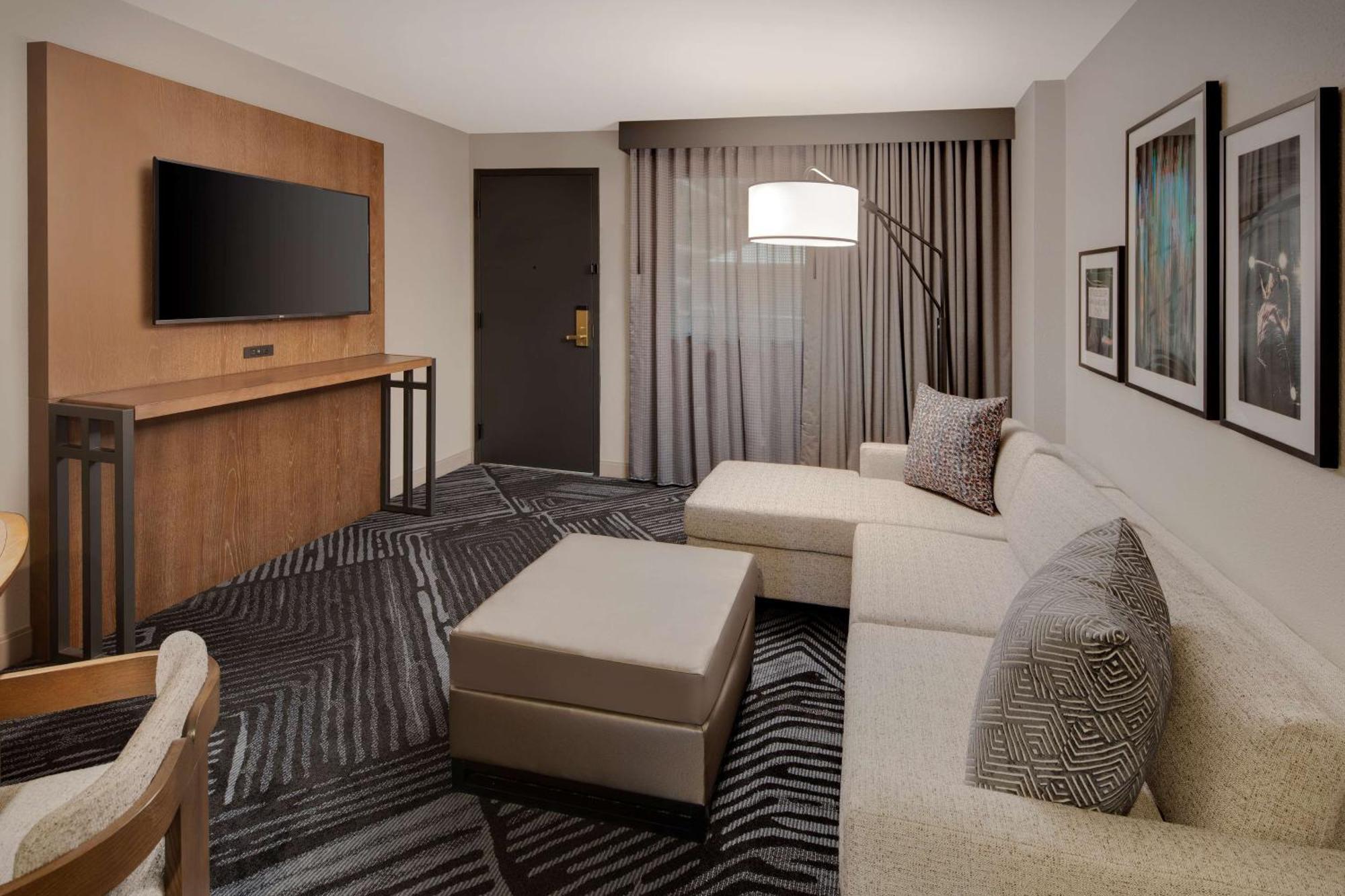 One-Bedroom King Suite with Tub - Mobility Access