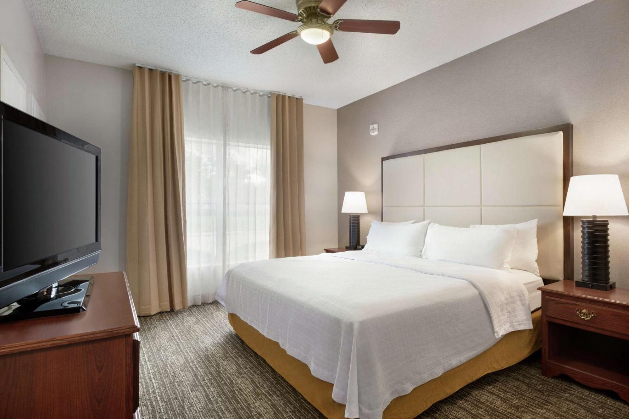 King Suite with Tub - Mobility Accessible