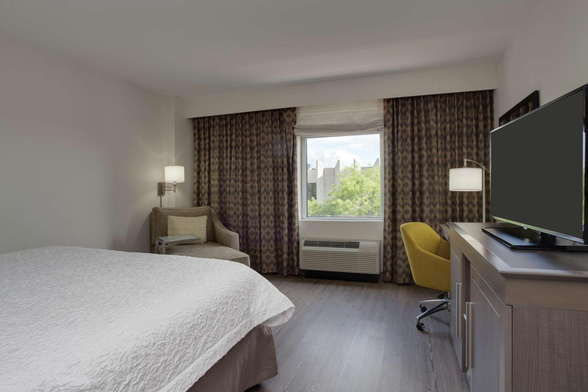 King Room Hearing Access or Non-Smoking