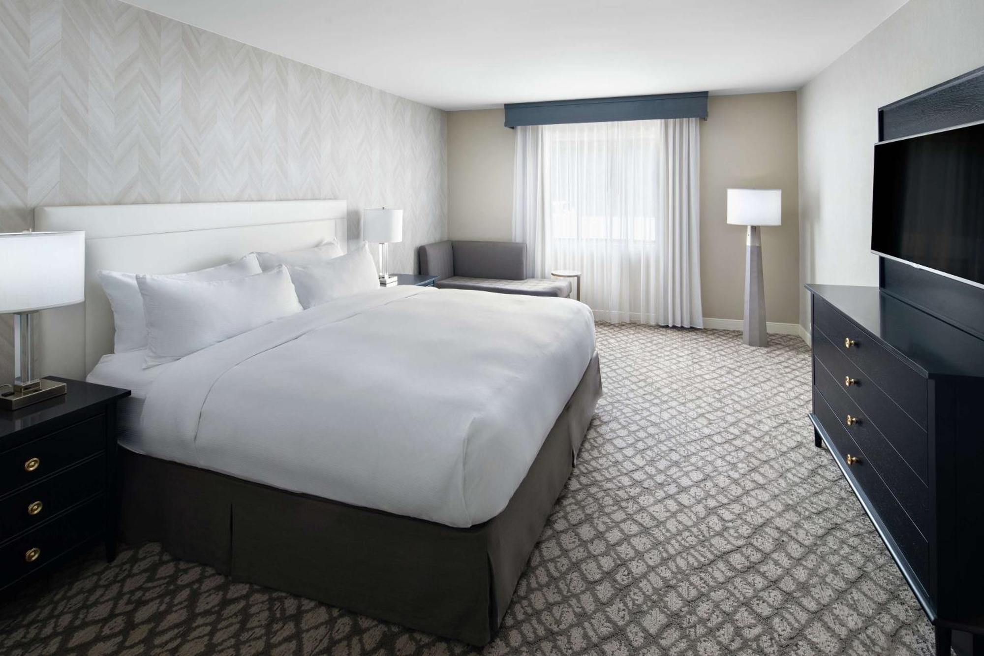 One-Bedroom Suite One King Bed Wet Bar