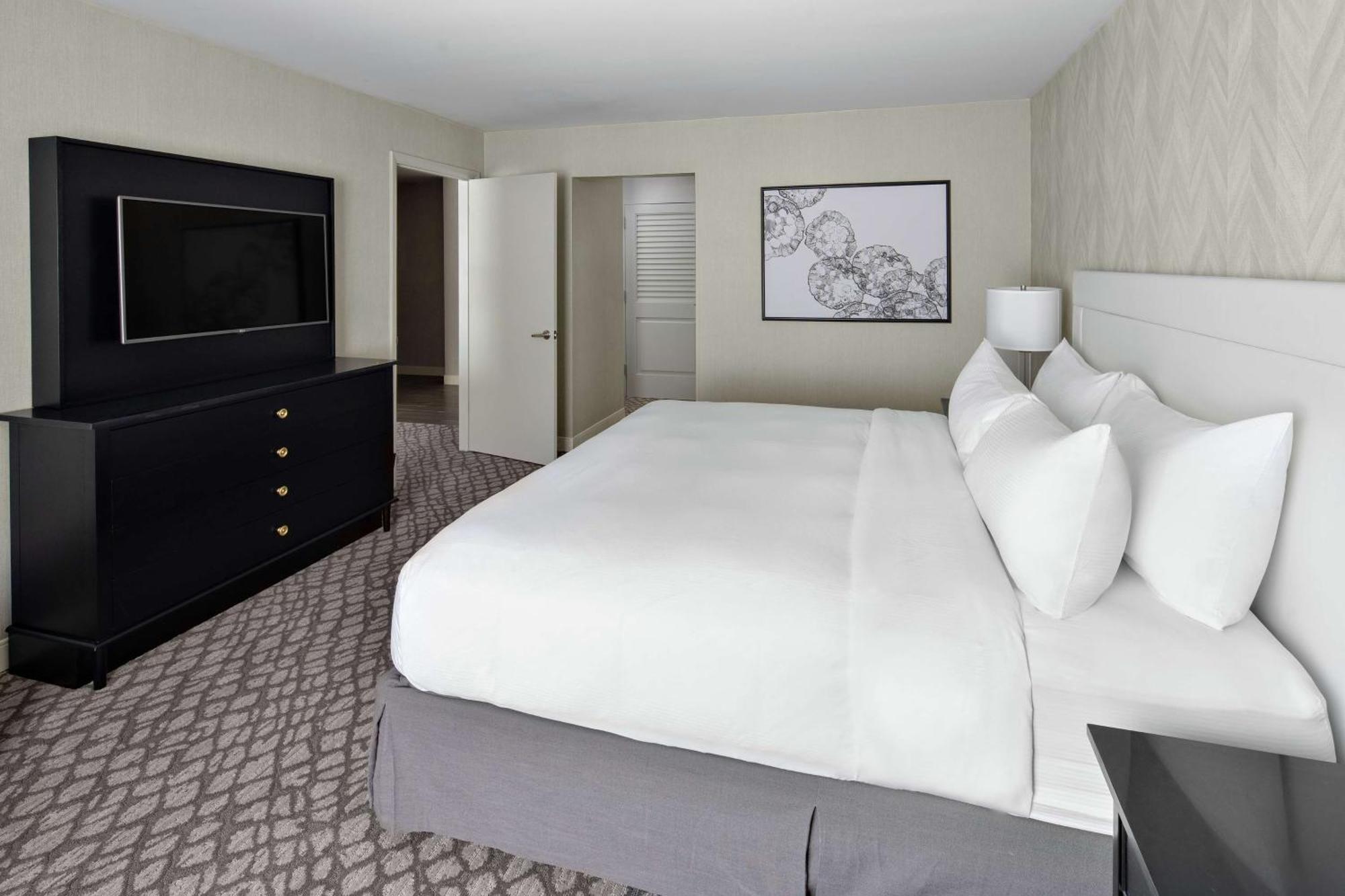 One-Bedroom Suite One King Bed Wet Bar