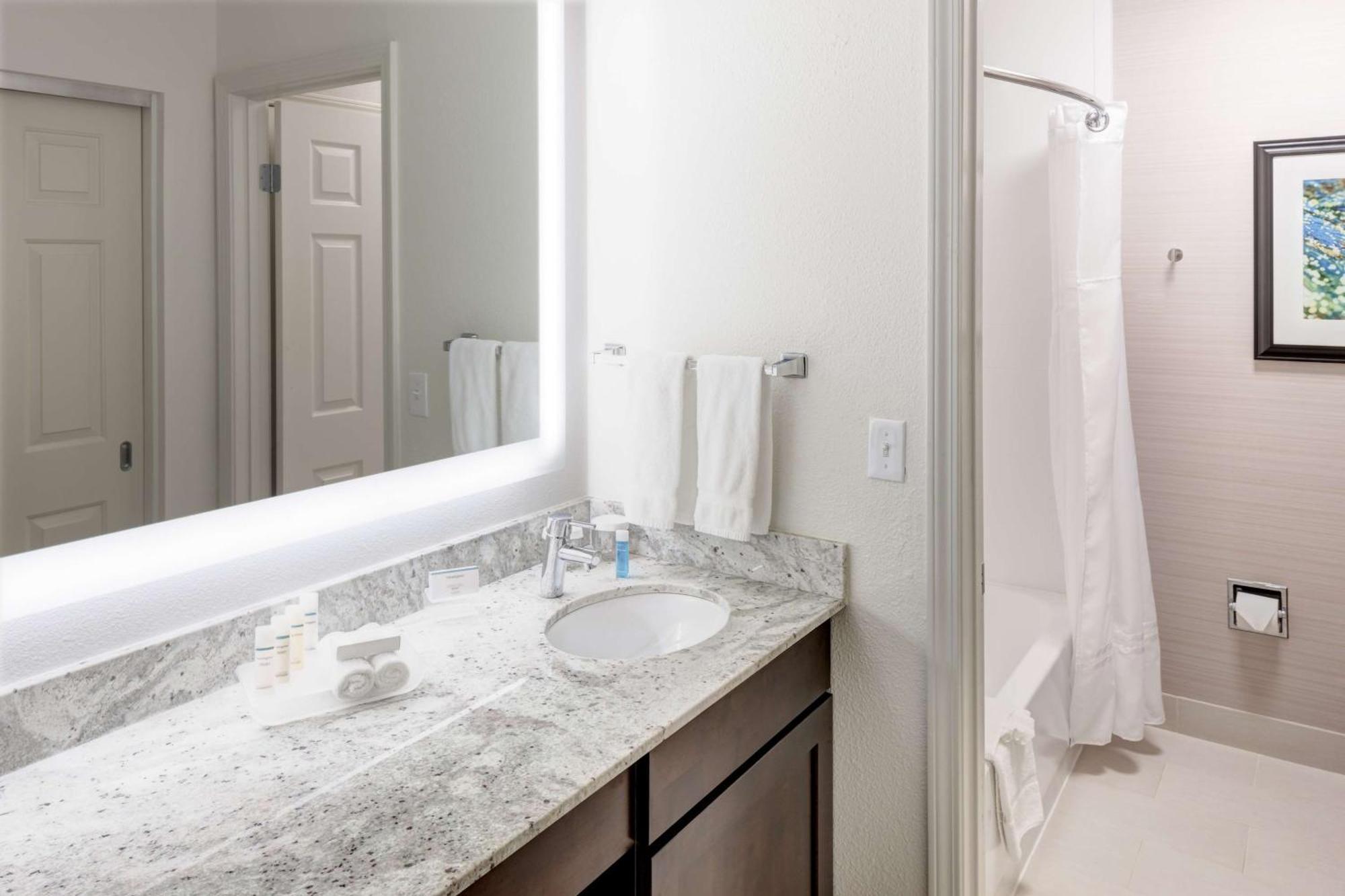 One-Bedroom King Suite - Non-Smoking