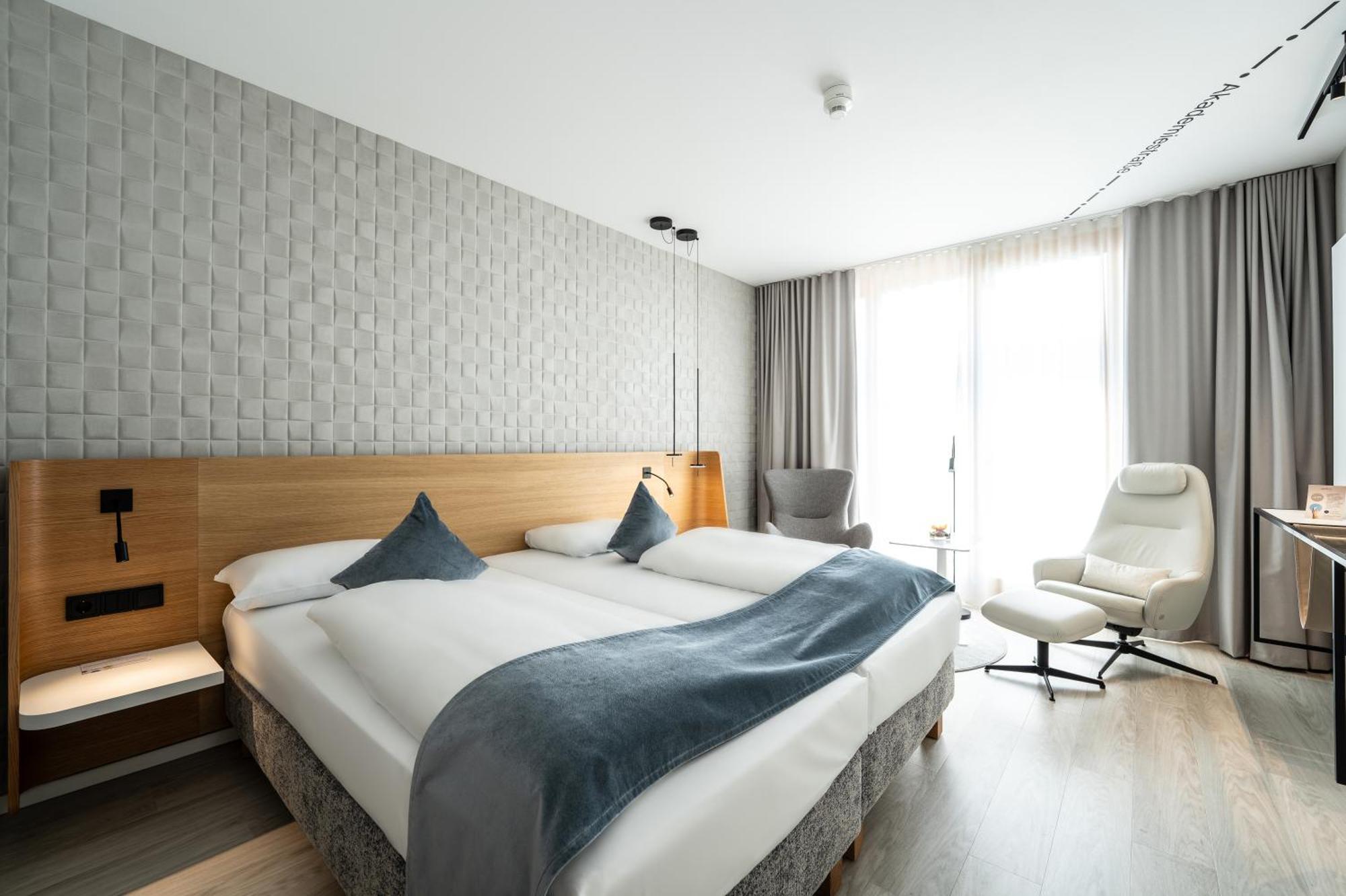 Standard Queen Room