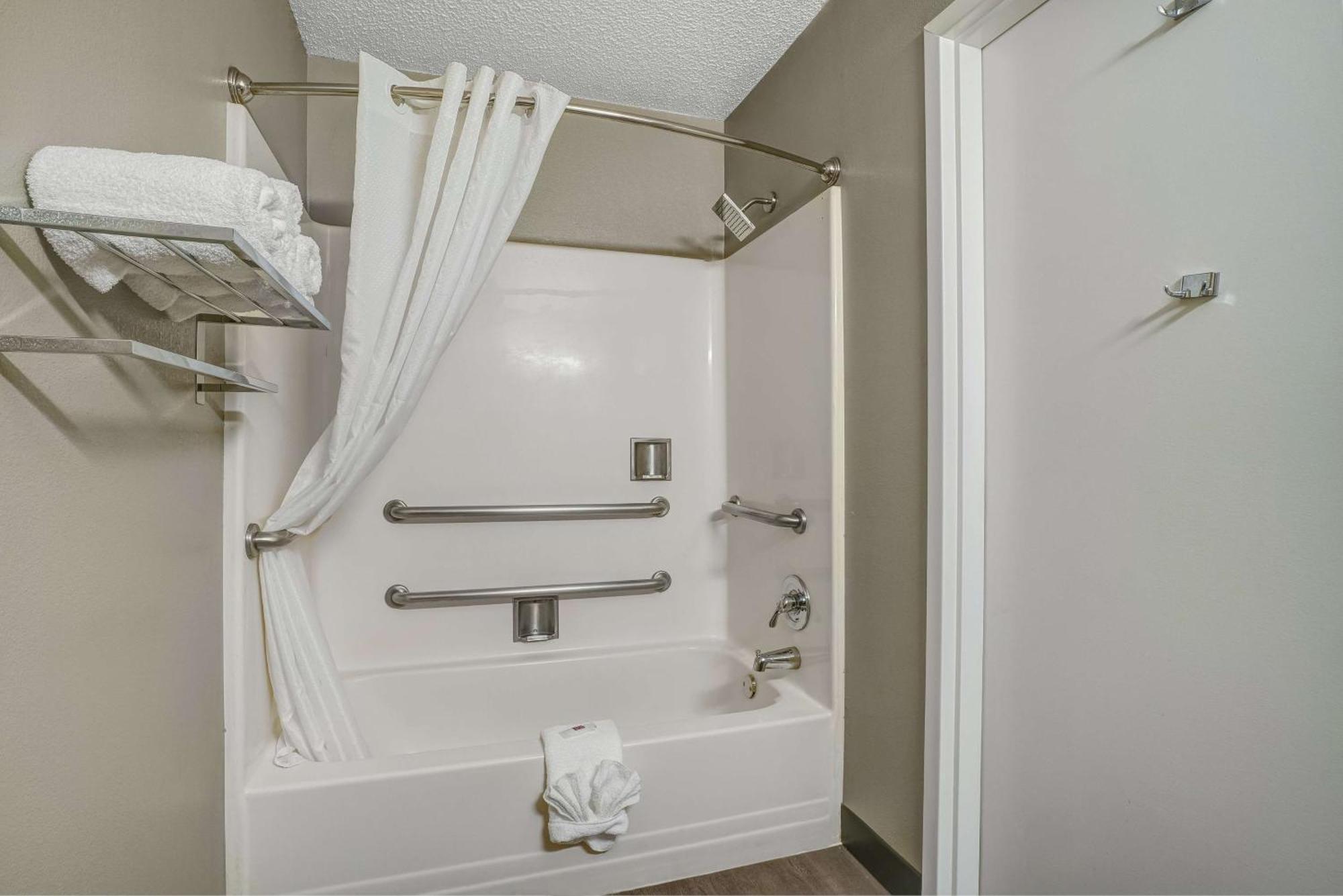 Queen Room - Disability Access - Non-Smoking