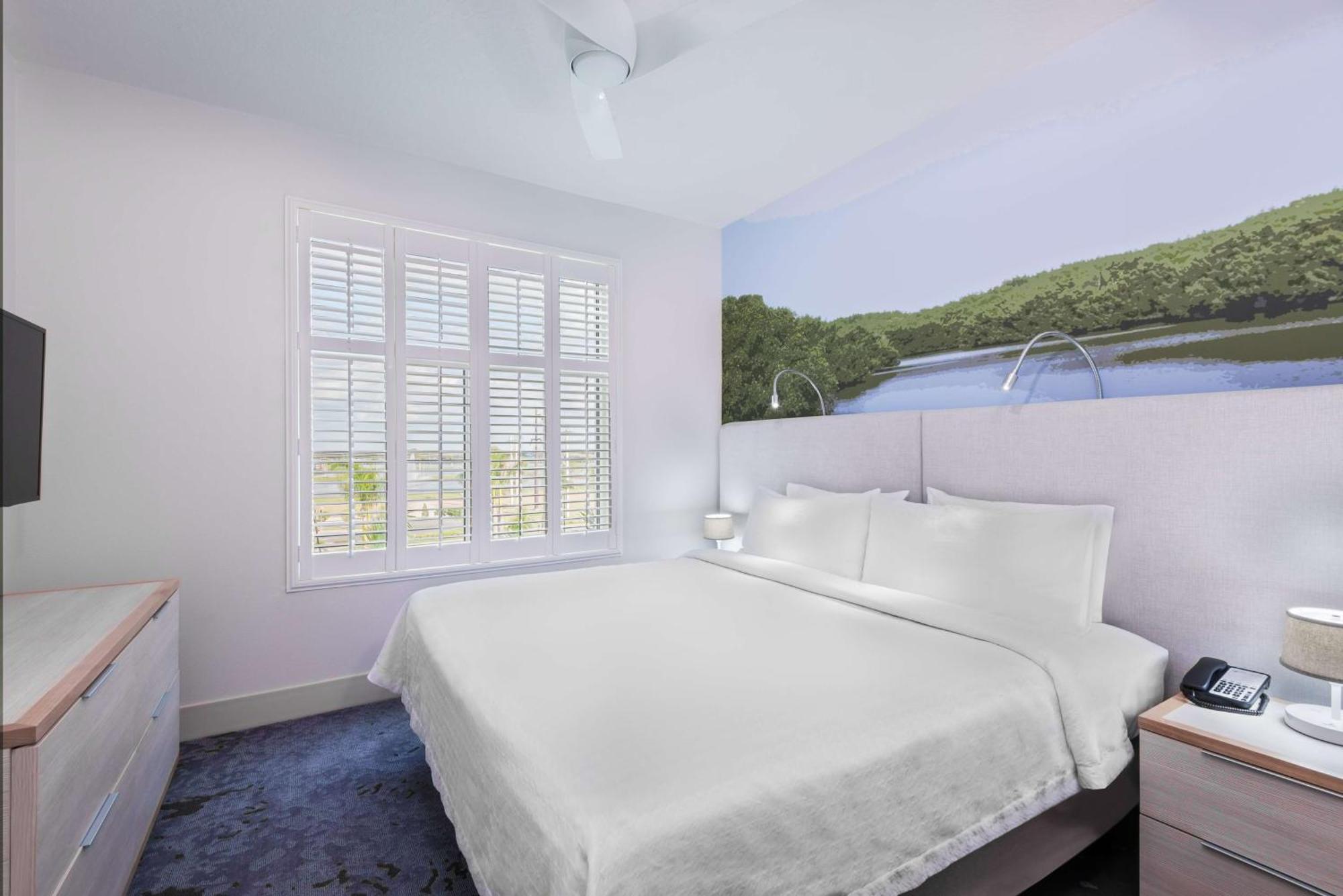 One-Bedroom King Suite - Non-Smoking