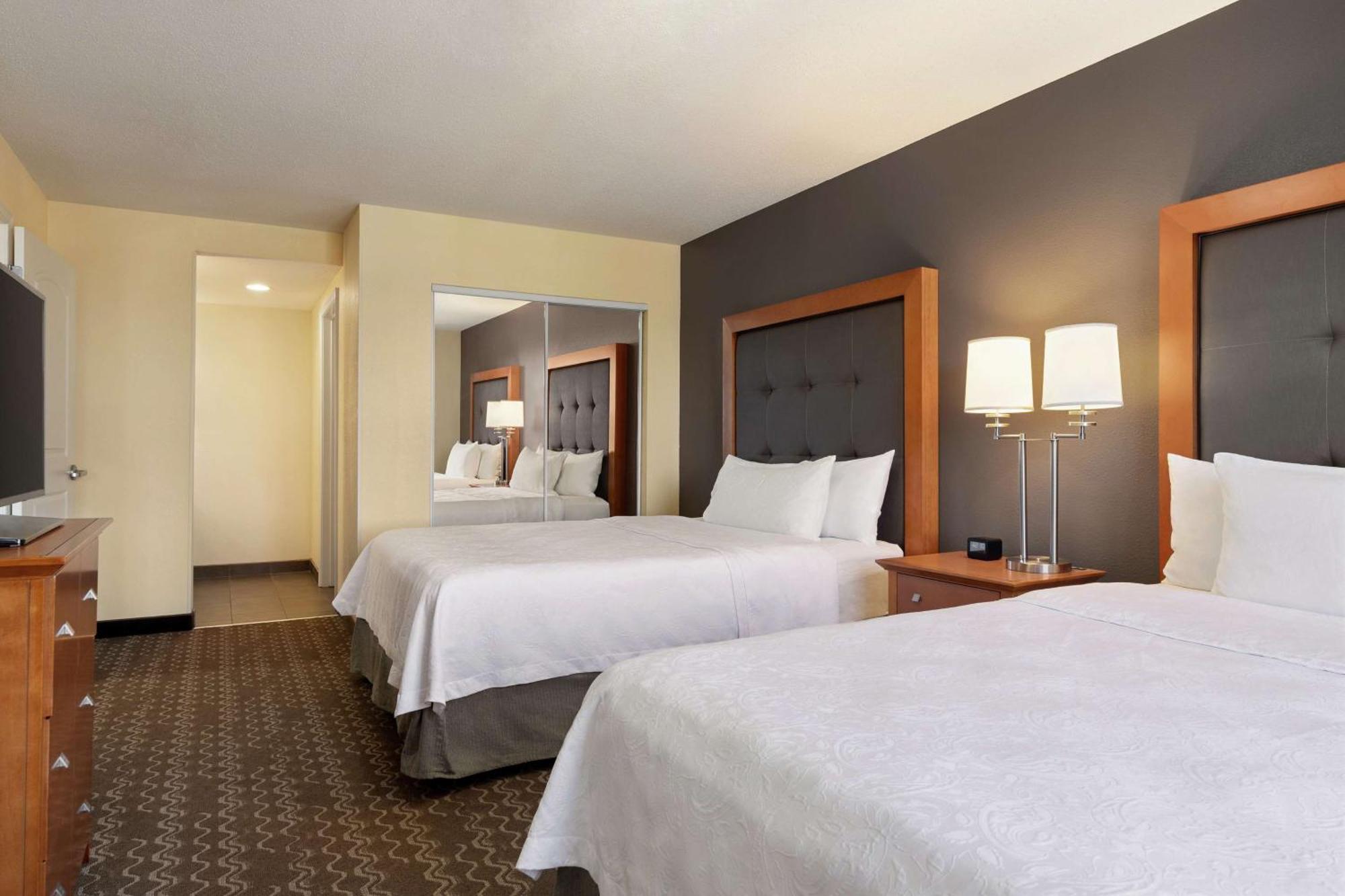 Two Bedroom Suite with One King and Two Queen Beds - Non-Smoking,1552322803:JPEG