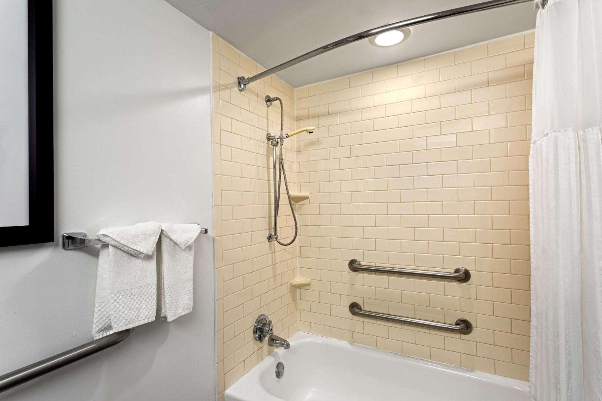King Room Accessible Tub Mobility Access or Non-Smoking