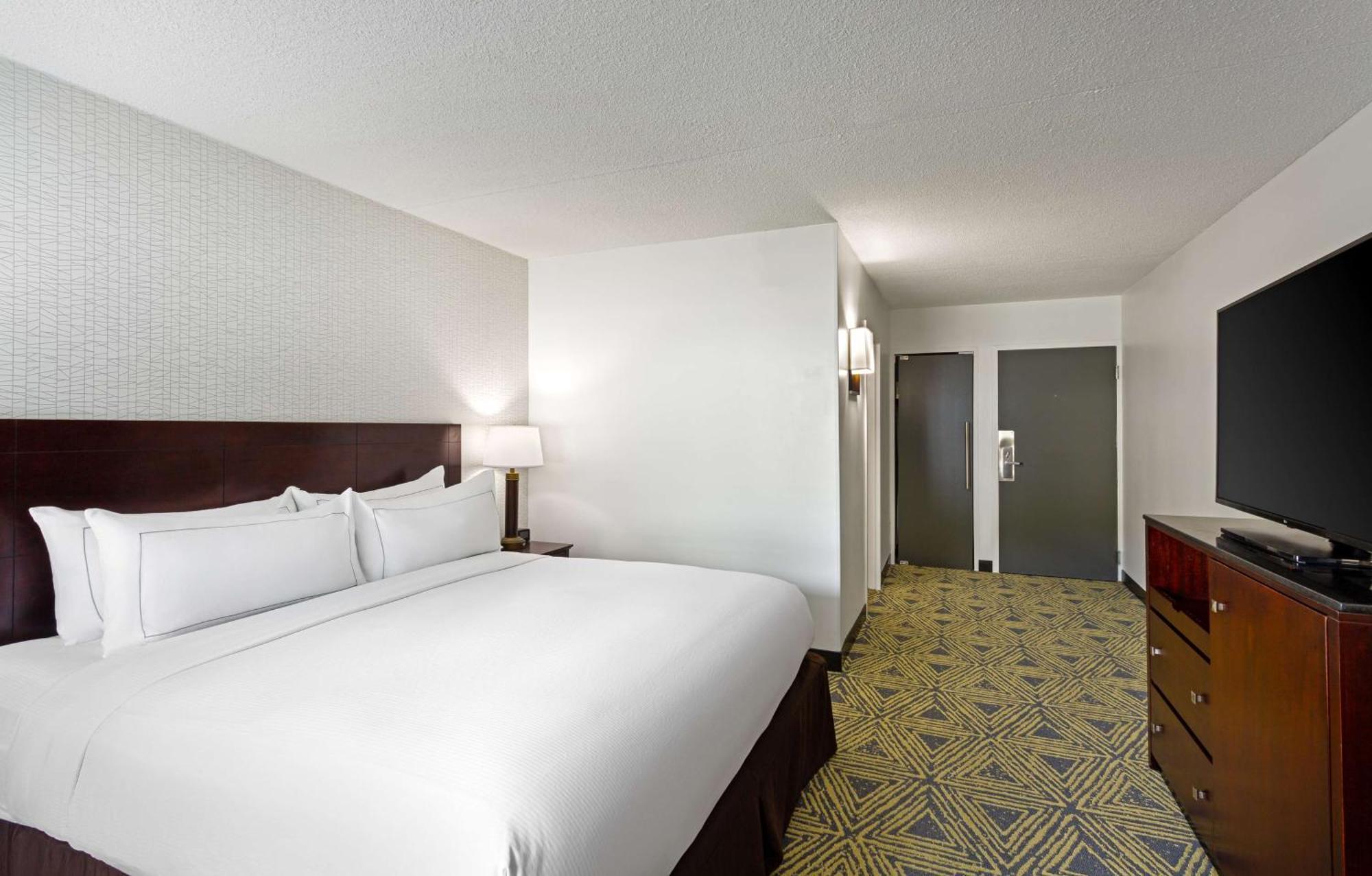 King Room Accessible Tub Mobility Access or Non-Smoking