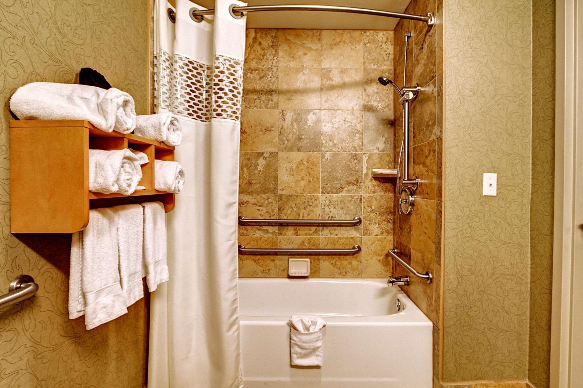 King Room Bath Tub Hearing Accessible or Non-Smoking