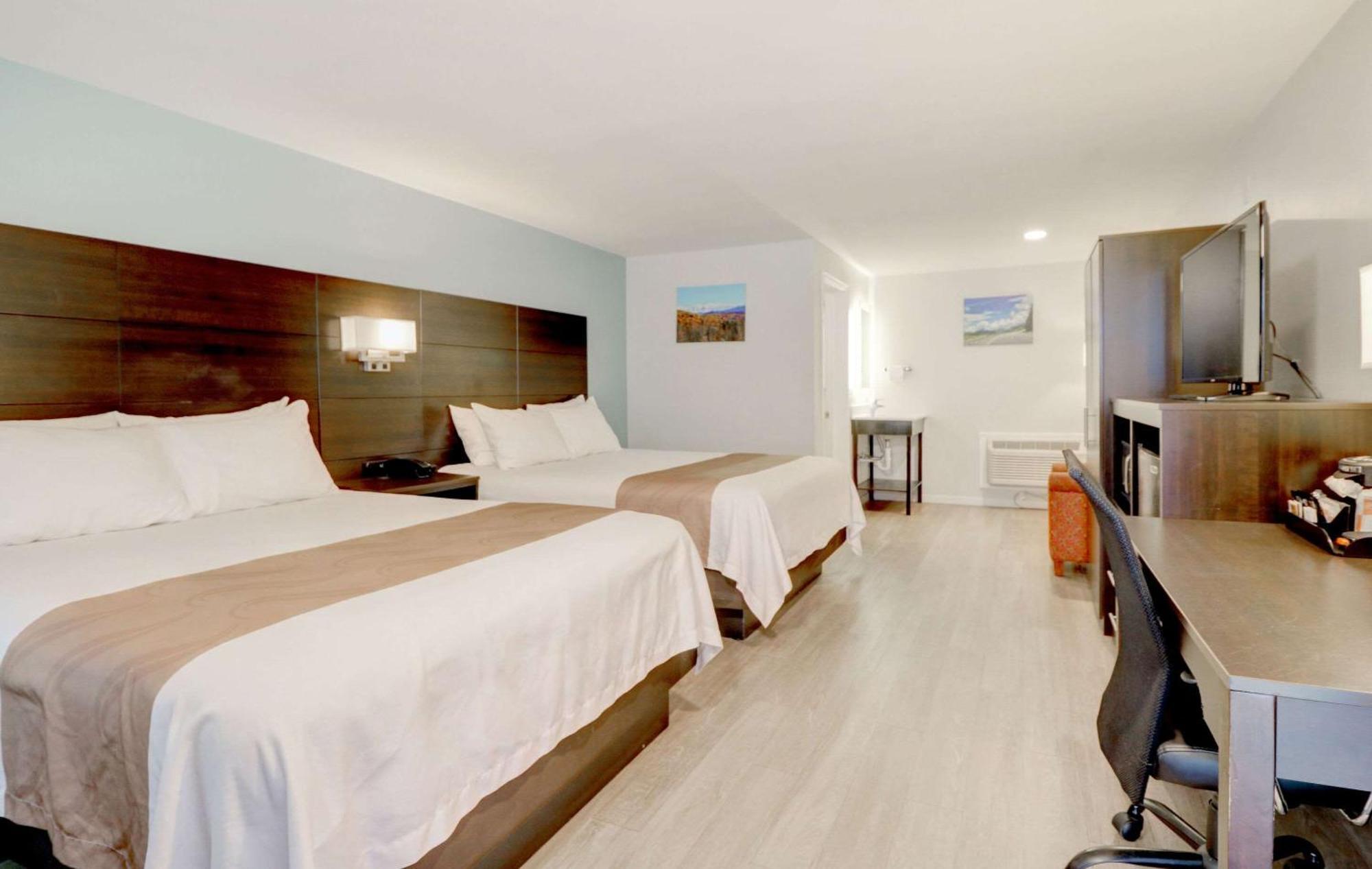 Queen Room Two Queen Beds Non-Smoking or Pet-Friendly