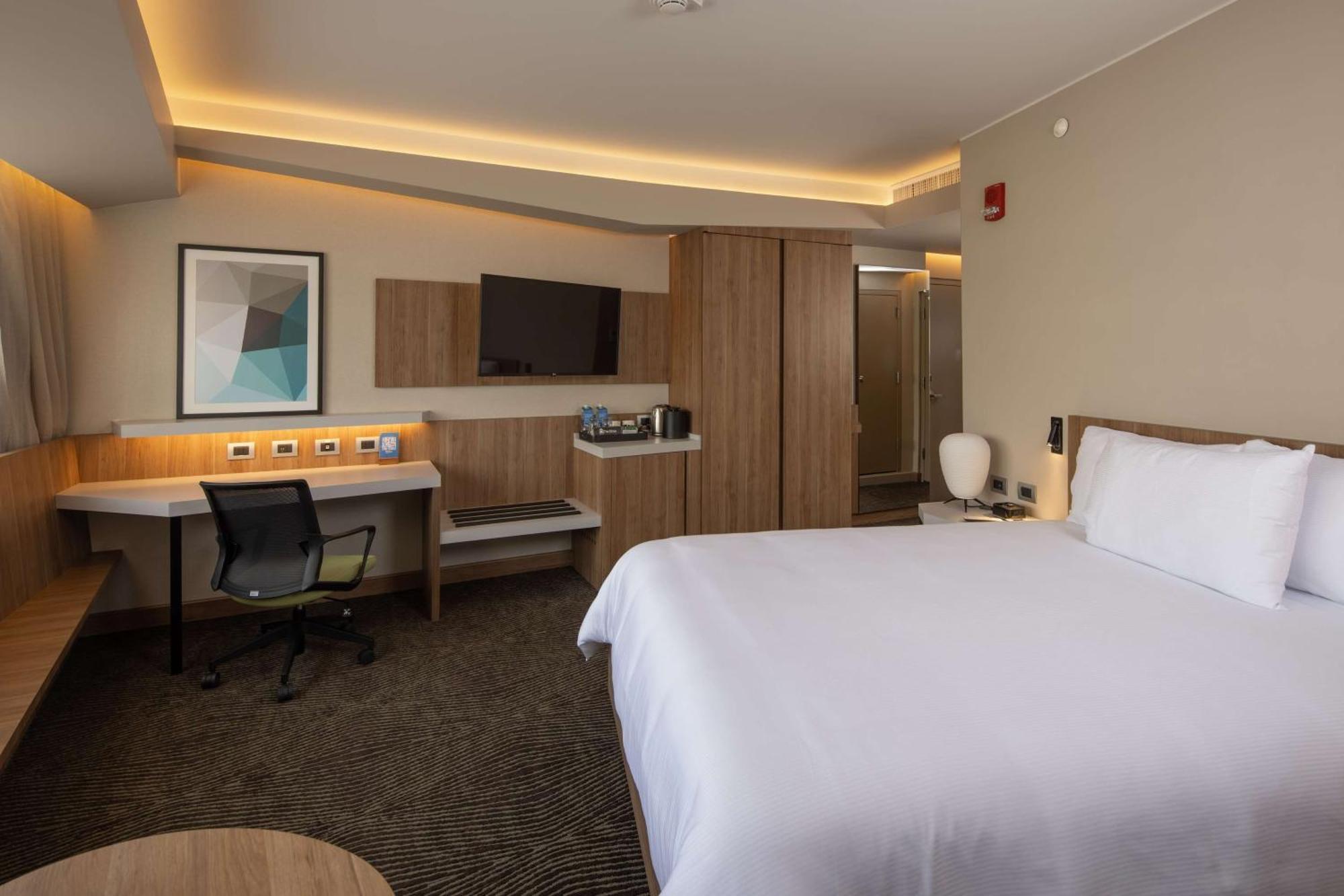 Queen Room Roll Shower Mobility Hearing Access