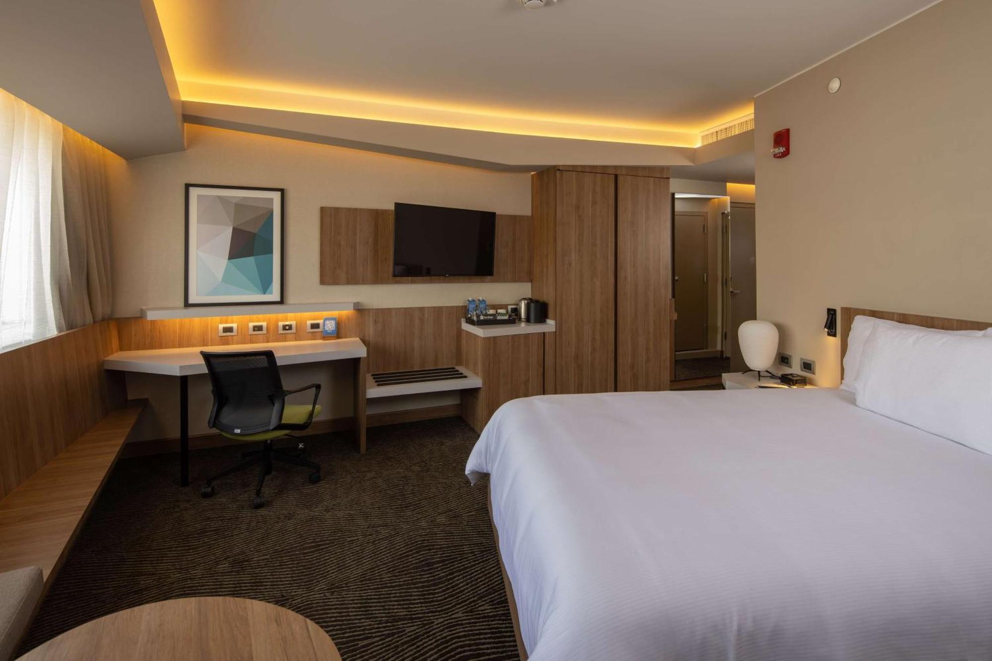 Queen Room Roll Shower Mobility Hearing Access