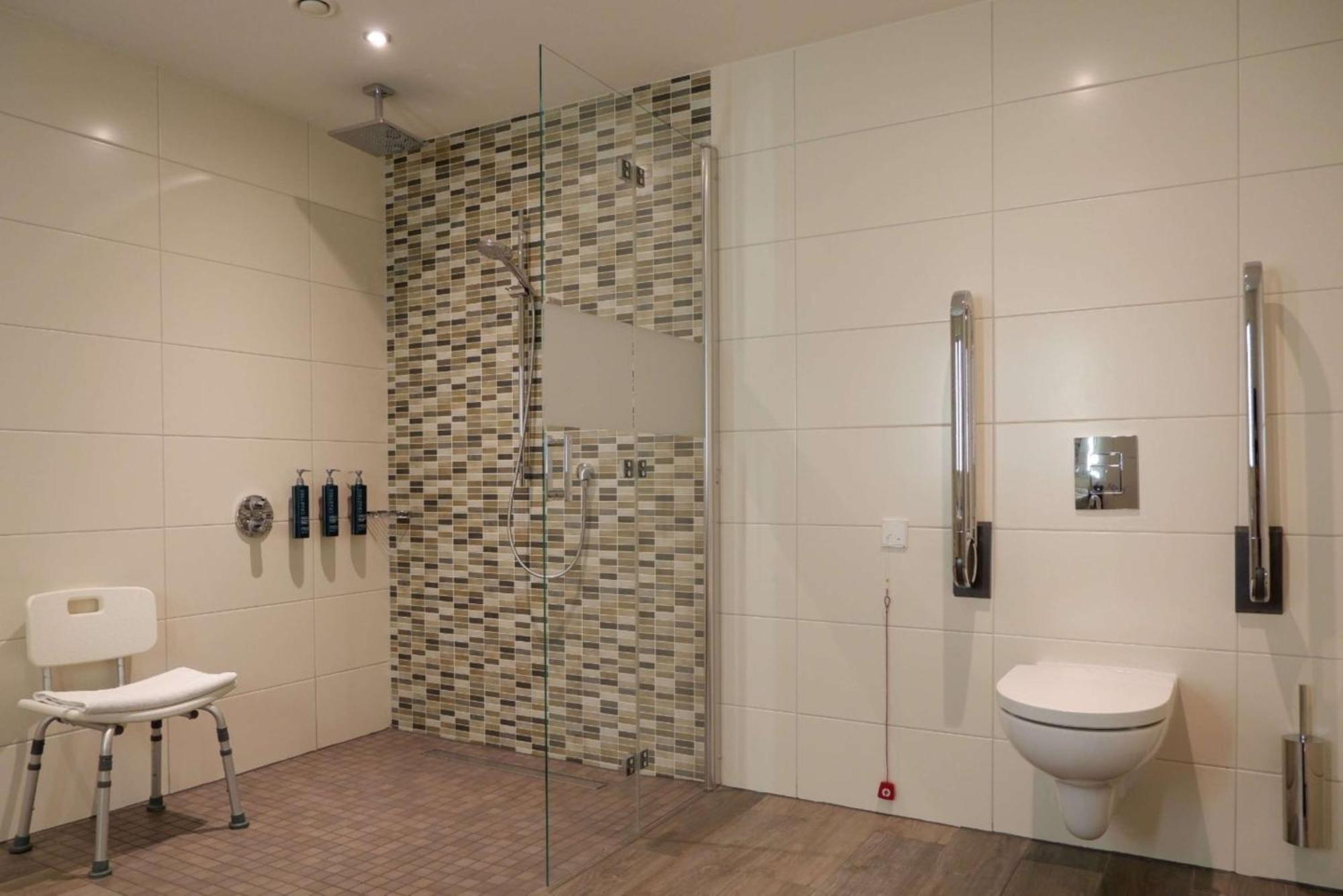 Queen Room Accessible