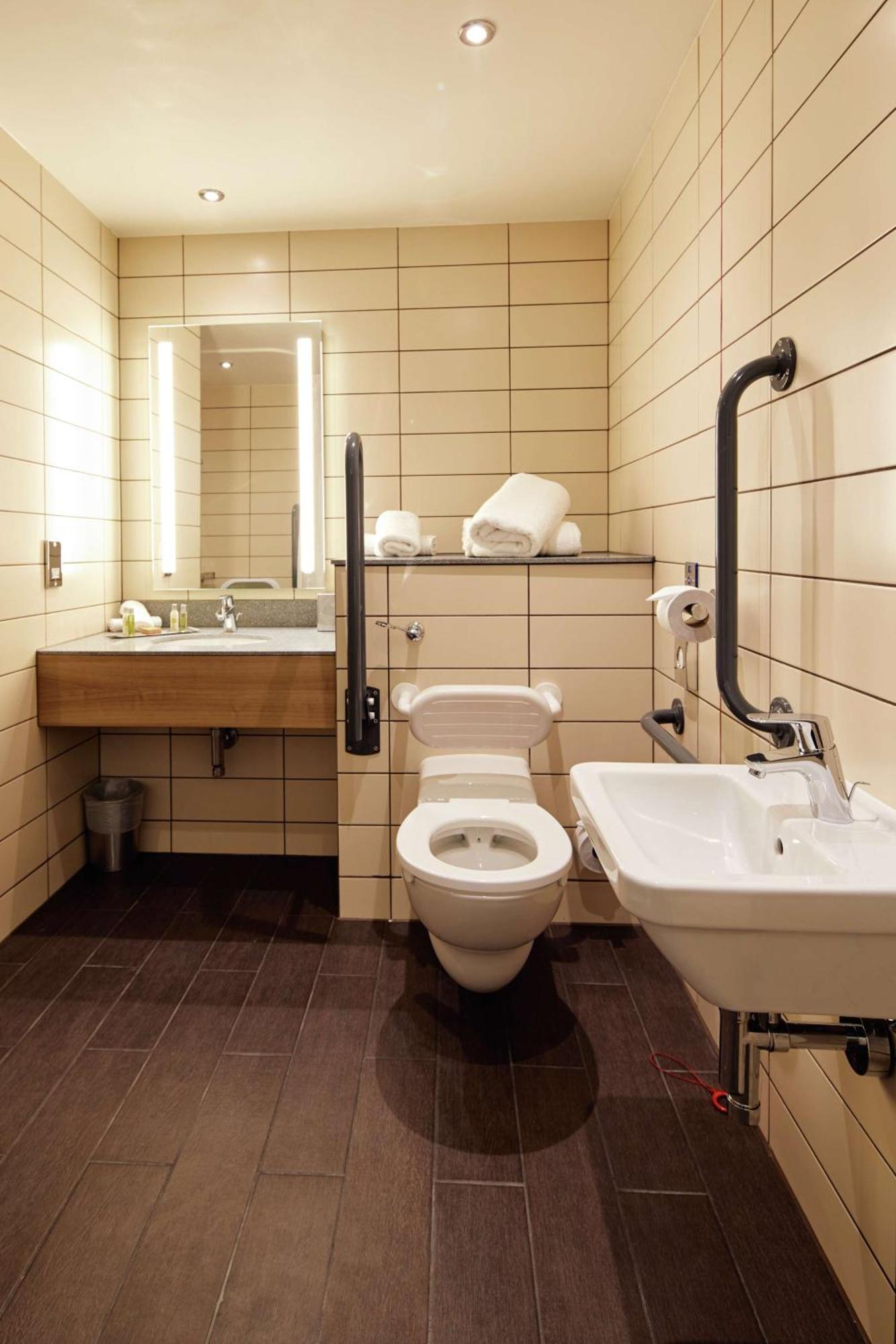 Queen Room Accessible