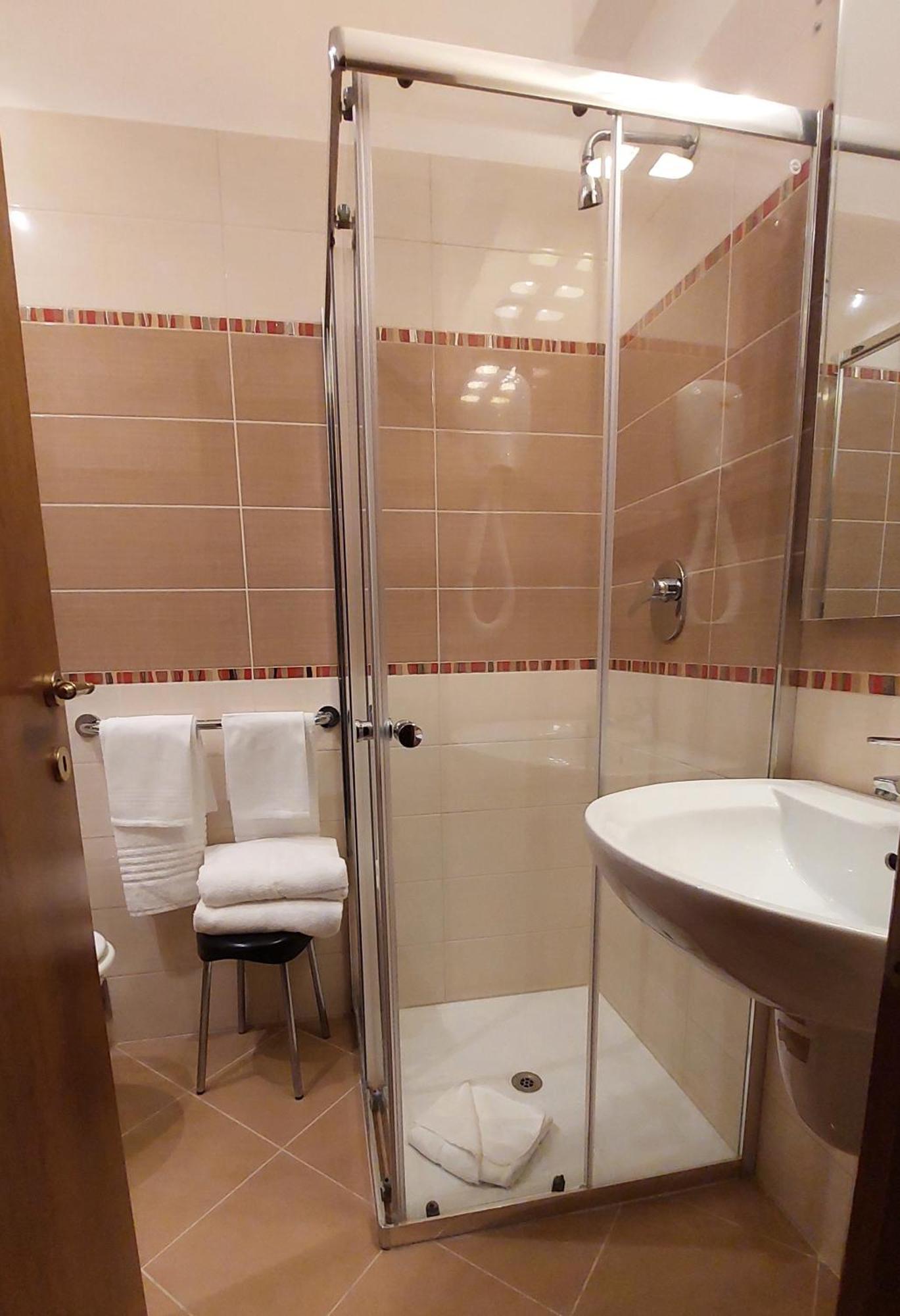Twin Room,1552850266:JPEG