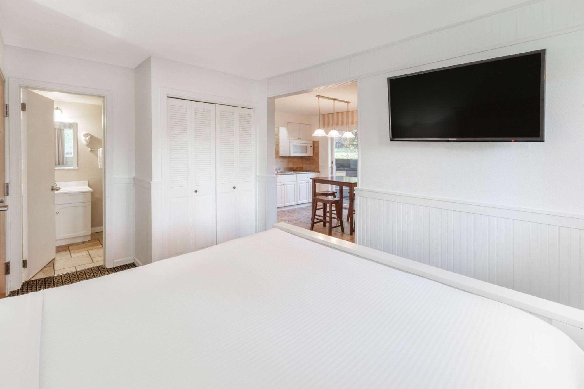 One-Bedroom Studio Kitchenette Patio Non-Smoking