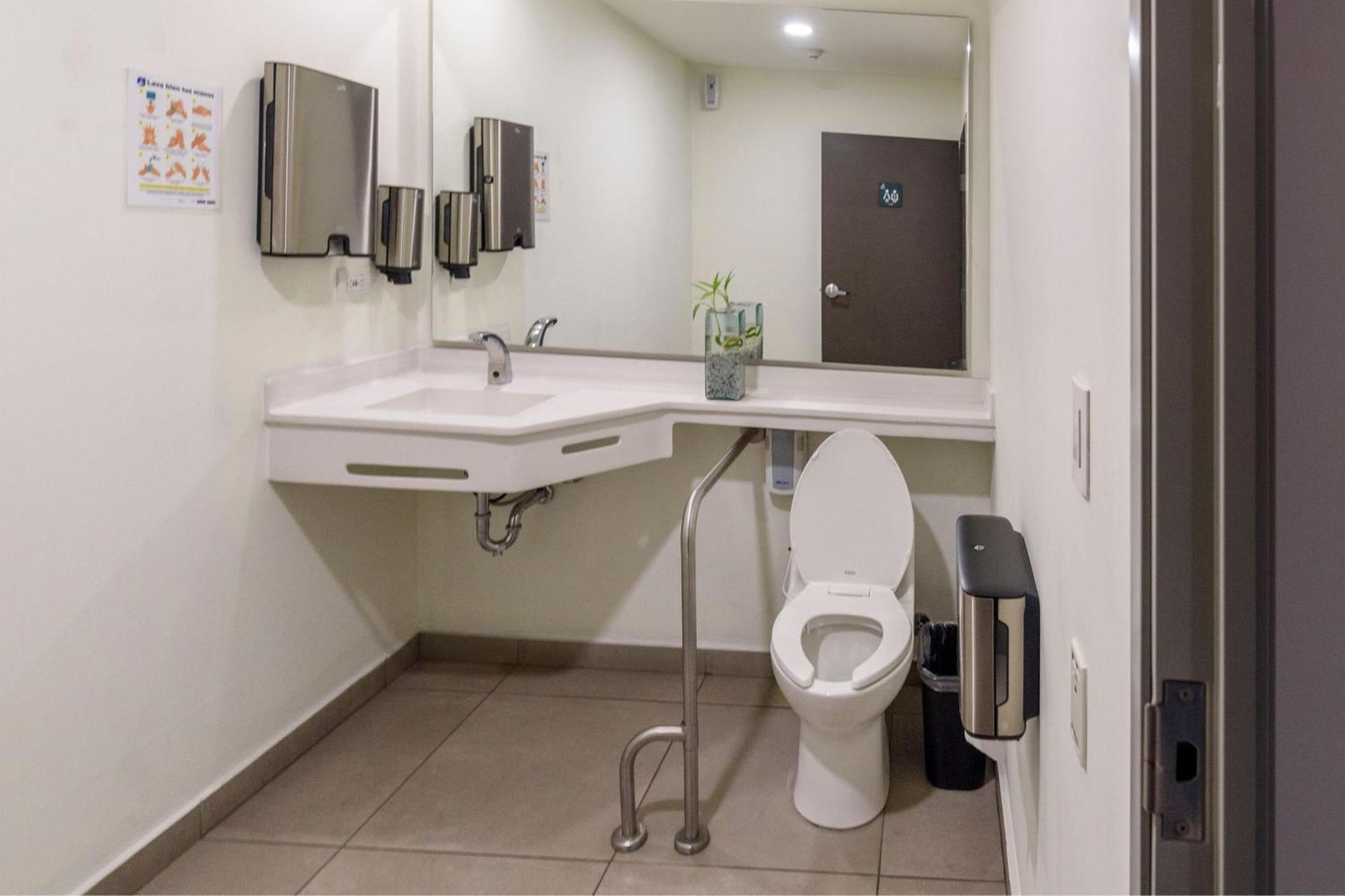 Habitación con cama grande