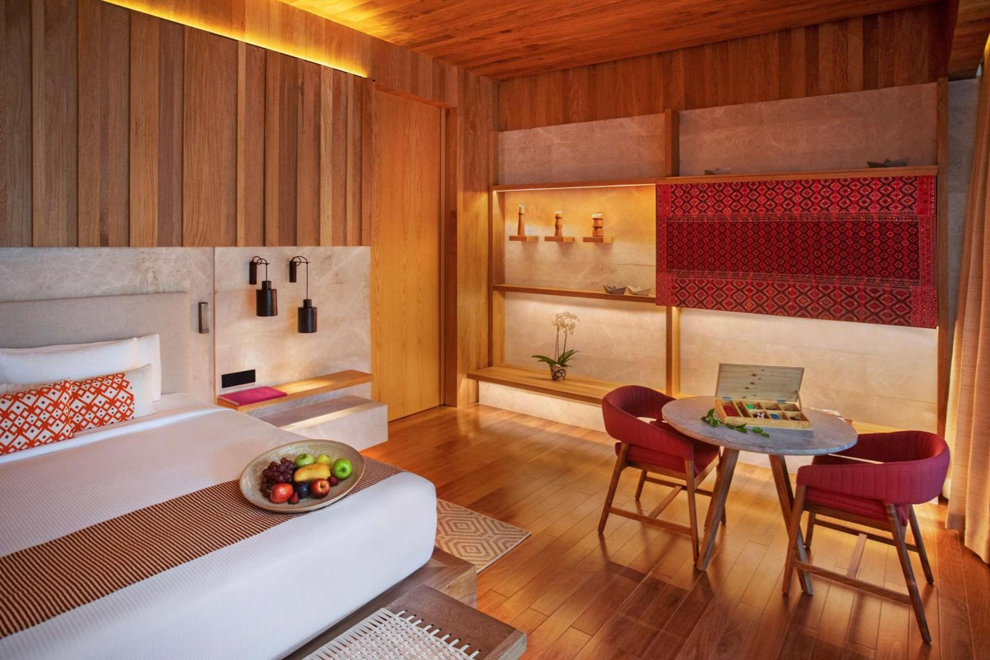 Oceanfront Veranda Pool Suite King