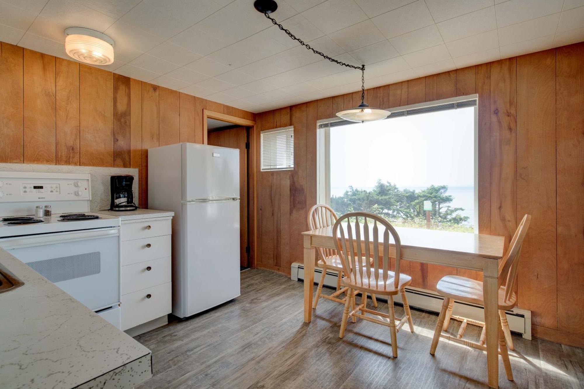 Family Oceanview Cottage – 1Bdrm Kitchen max4