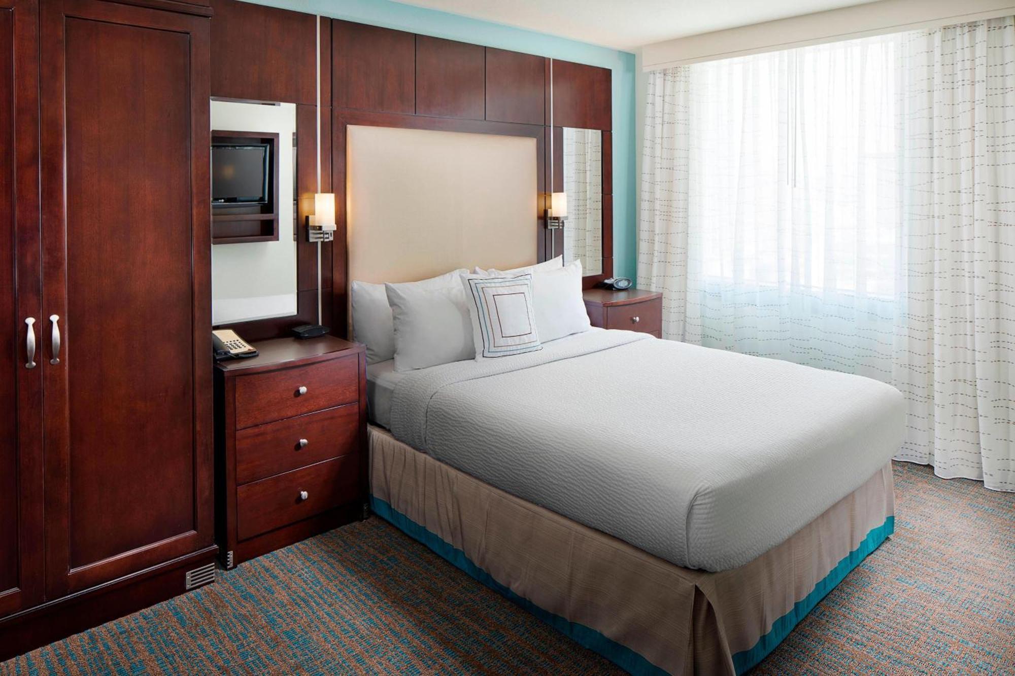 One-Bedroom Queen Suite Sofa Bed