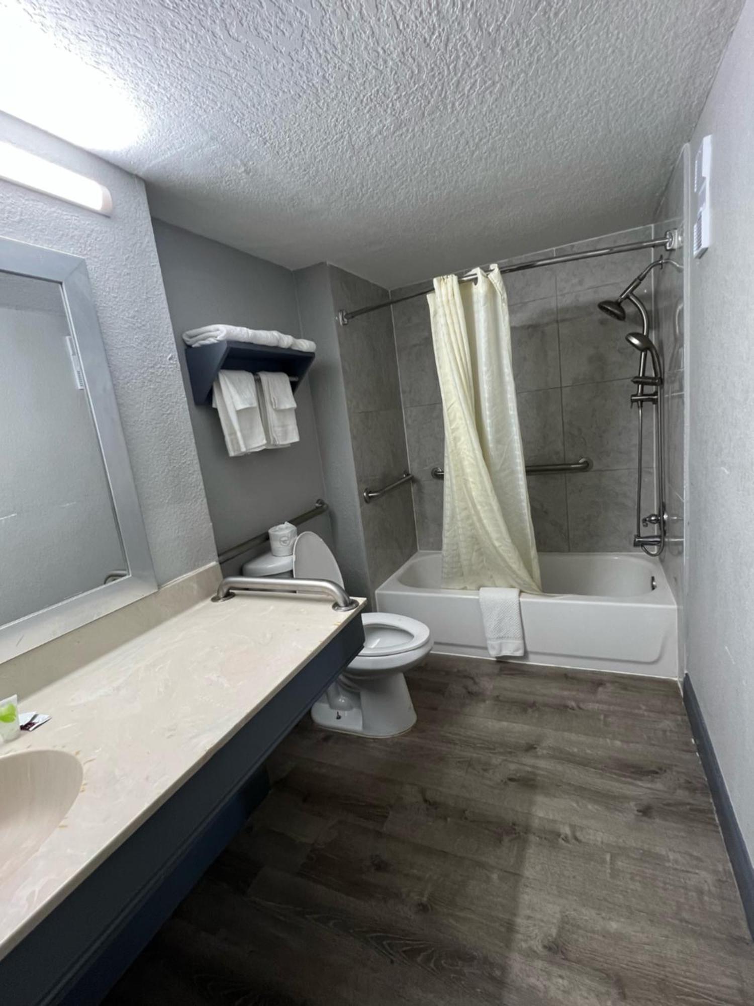 King Room - Accessible/Non-Smoking