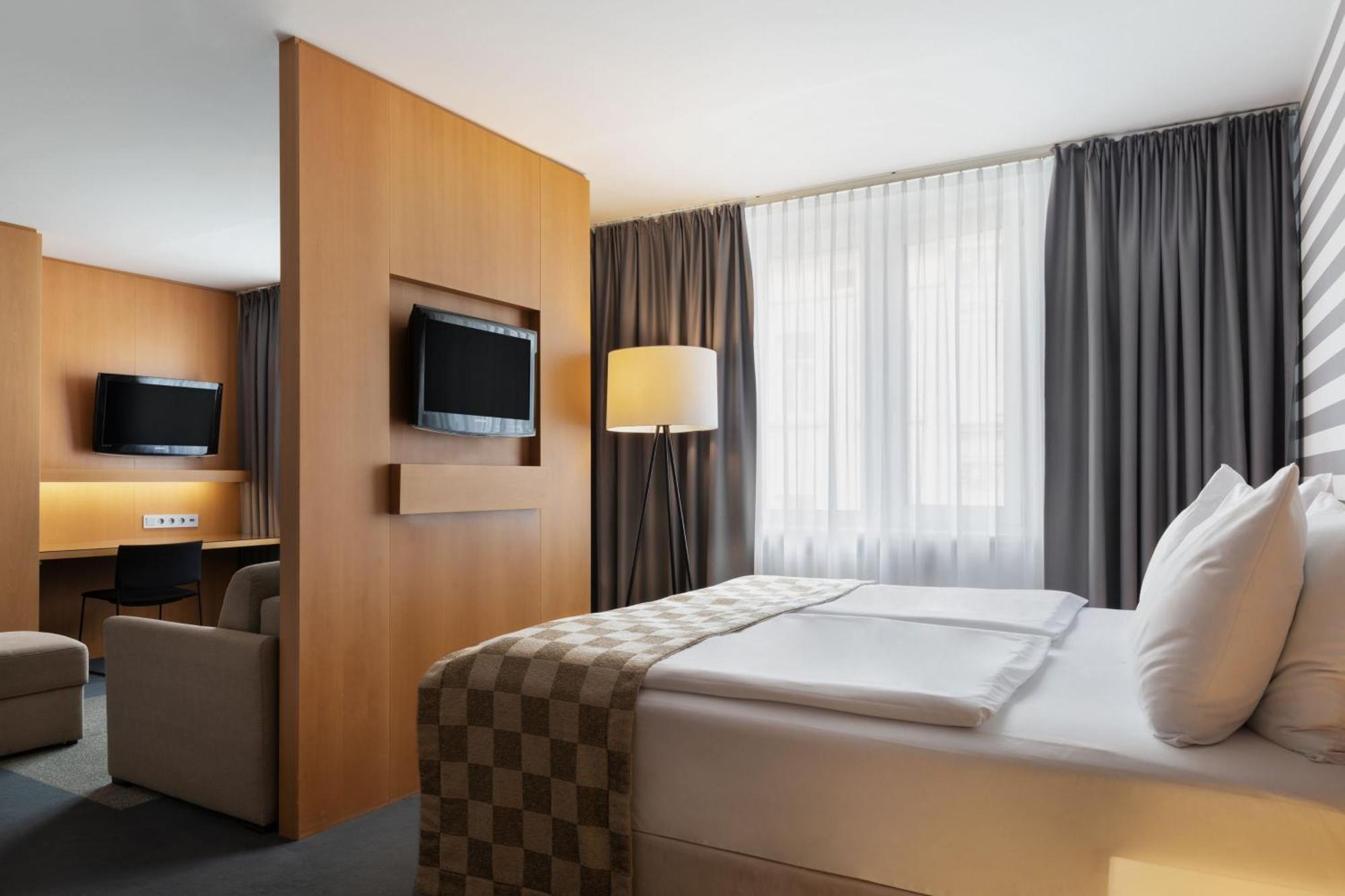 Suite con cama extragrande y sofá cama