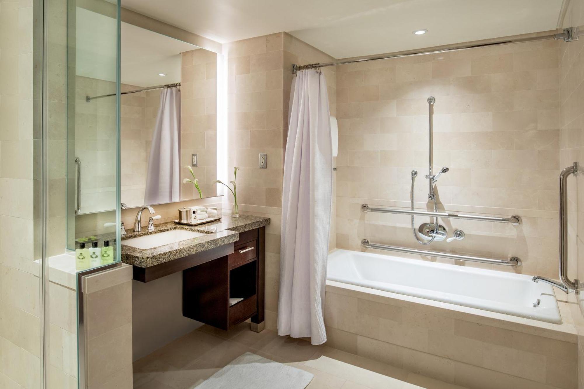 Quarto Queen Clássico com Acessibilidade, 2 Camas Queen-size e Banheira Acessível a Hóspedes com Mobilidade Reduzida