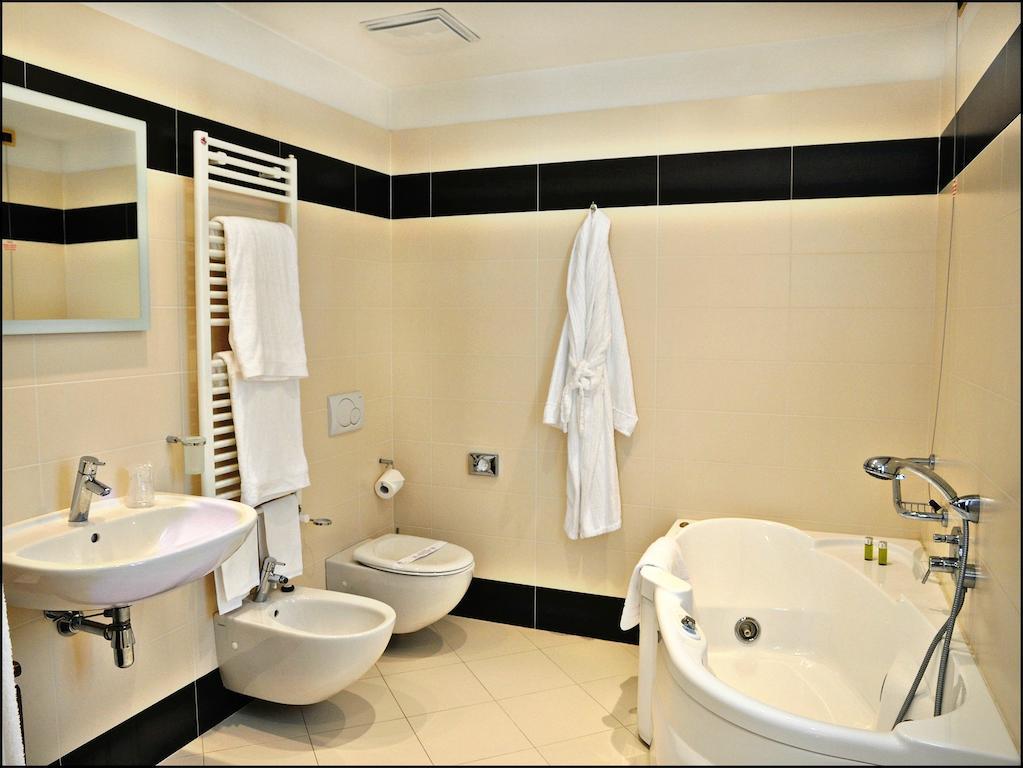 Classic Double or Twin Room Gala,719367469:JPEG