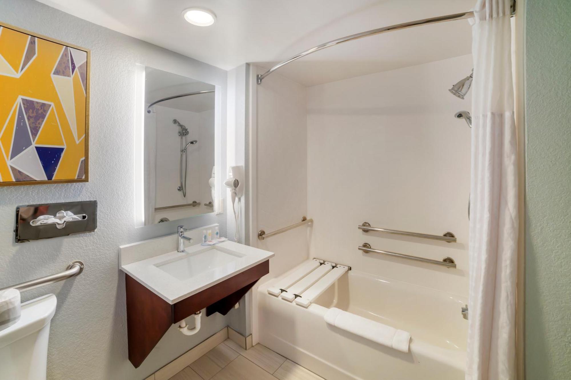 King Room with tub - Accessible/Non-Smoking