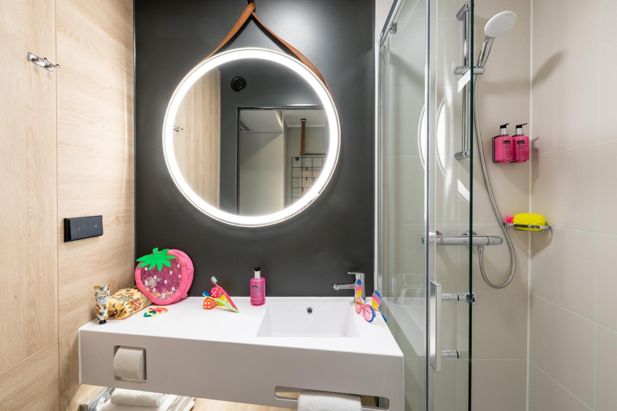 Moxy Sleeper Guest room 1 Queen