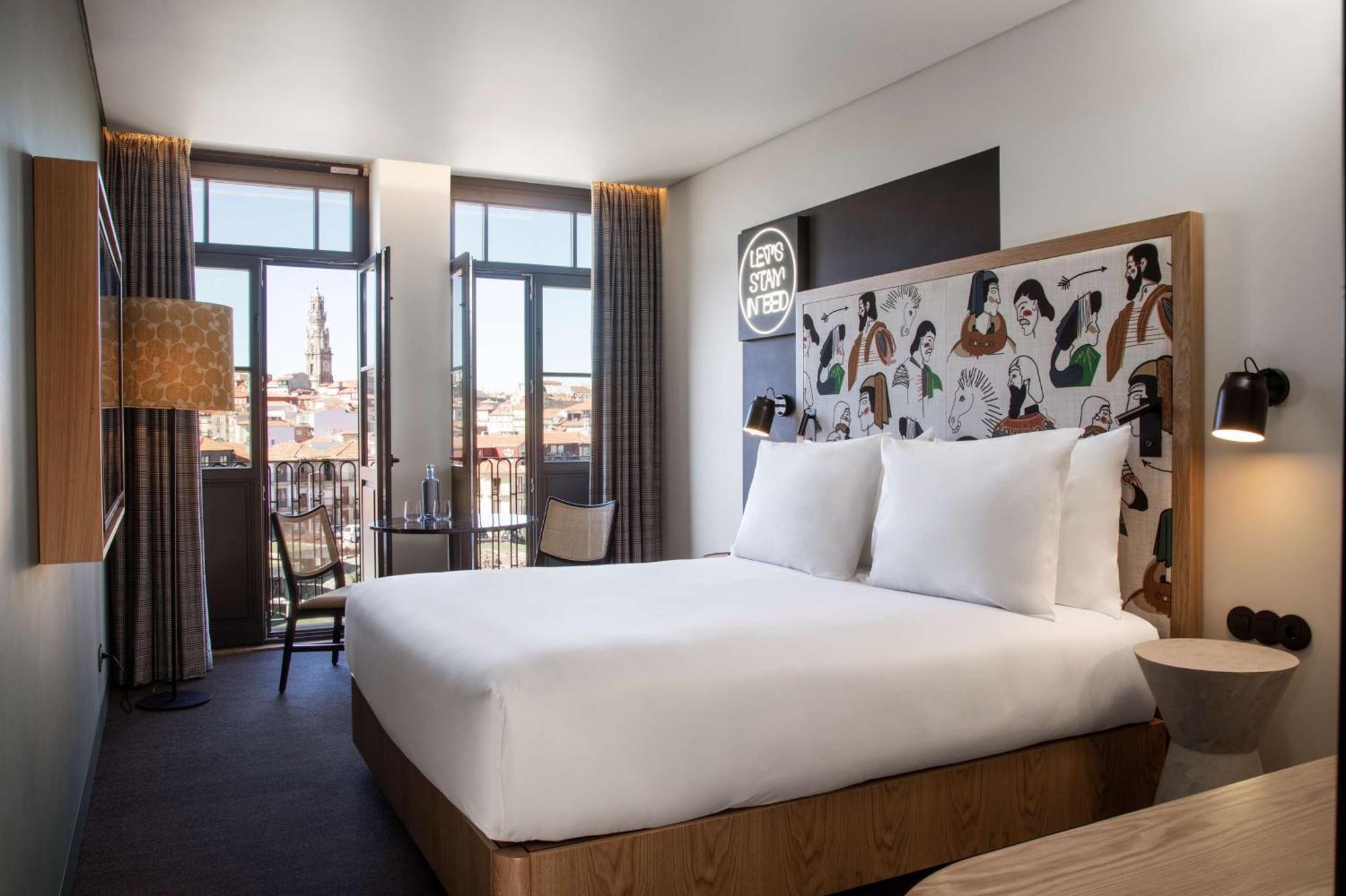 Superior King Room City View