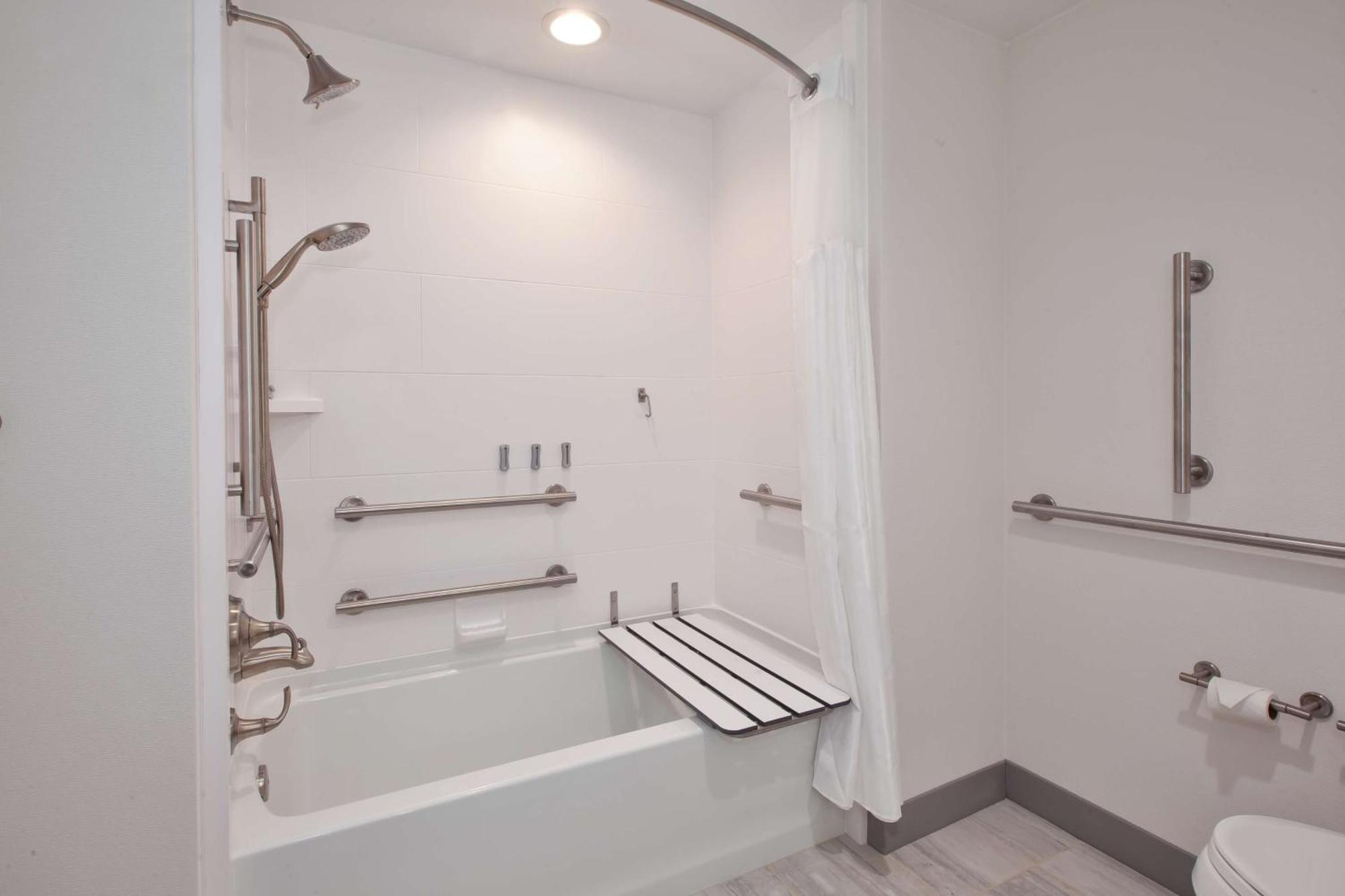 Queen Room Two Queen Beds Accessible Tub Mobility Access