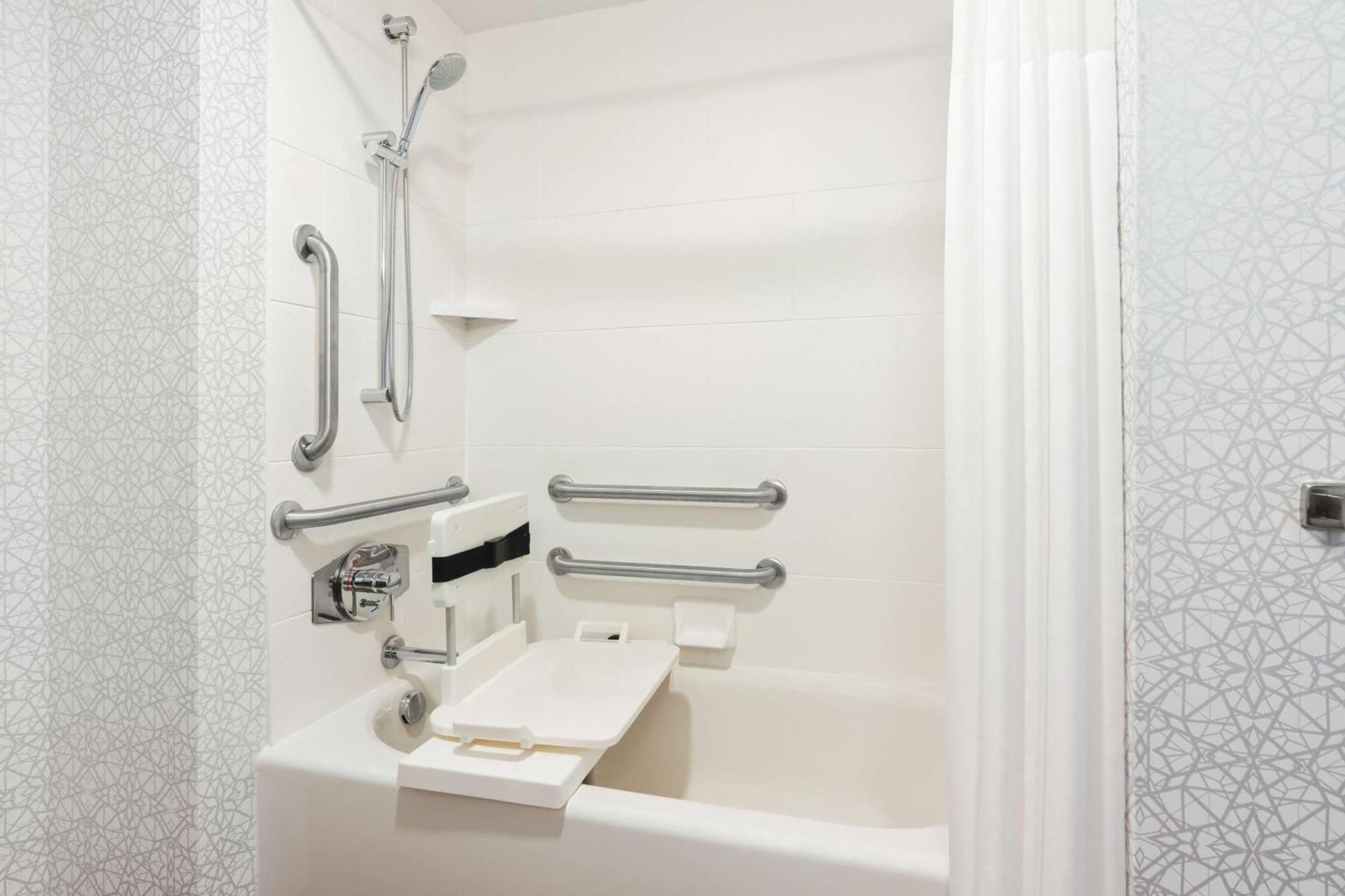 Queen Room Bath Tub Mobility Access or Non-Smoking